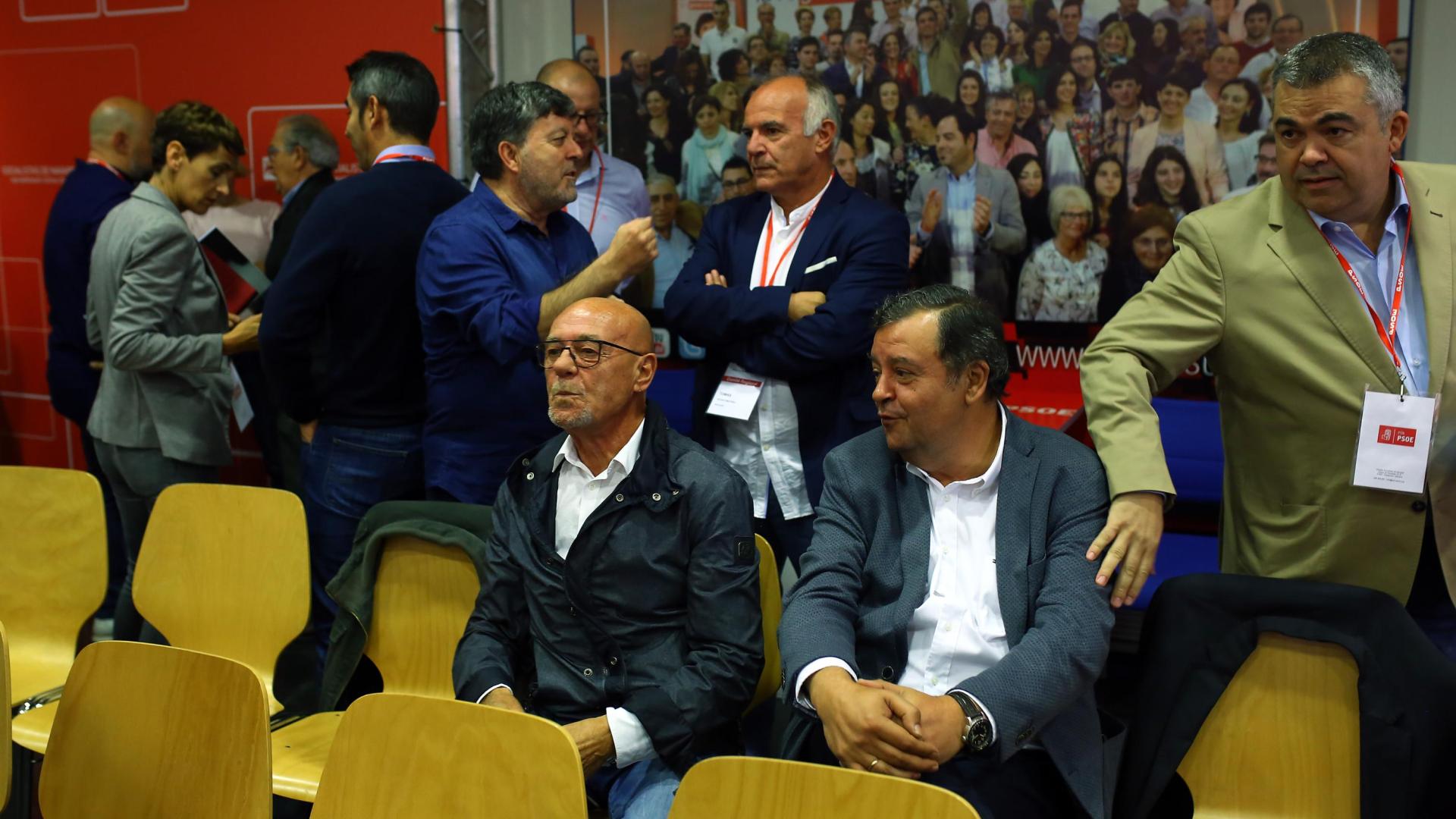 A la izquierda, de pie, María Chivite y sentados, Miguel Ángel Ancízar y Juan José Lizarbe y, a su lado, Santos Cerdán, en un Comité Regional del PSN en 2019