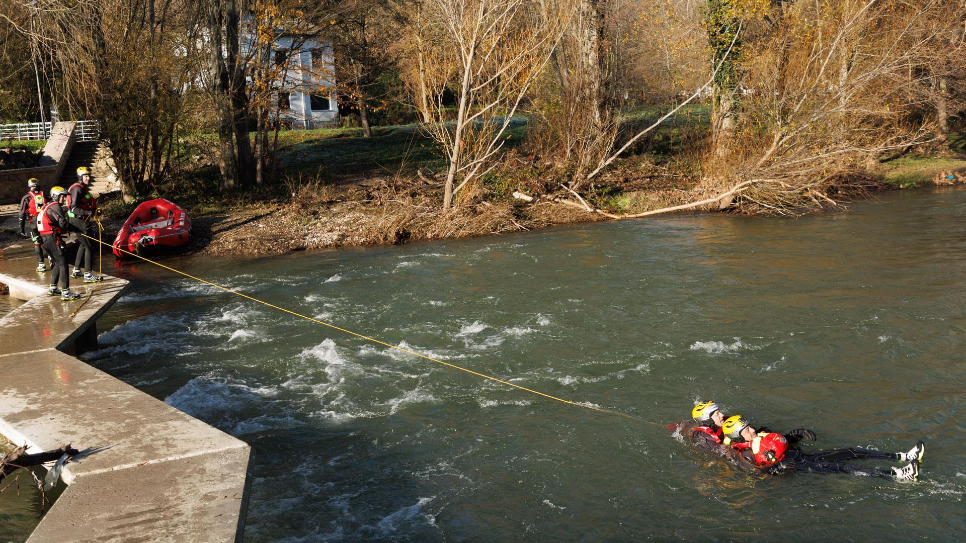 El Grupo de Rescate Acuático (GRA) del Servicio de Bomberos de Navarra se puso en marcha en el año 1983 y está compuesto por 21 buzos que prestan servicio como bombero en los diferentes parques de la Comunidad foral