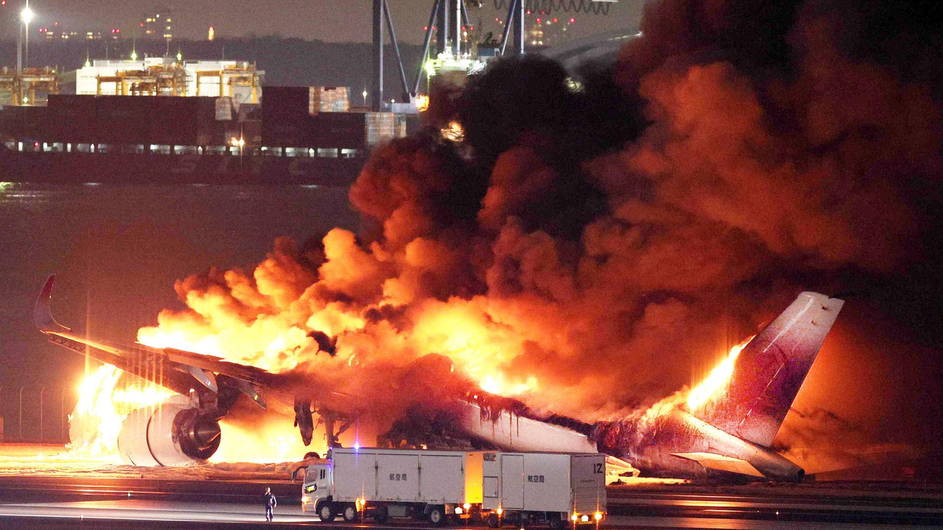 Los 379 pasajeros y tripulantes del avión de la compañía japonesa Japan Airlines (JAL) que se incendió este martes en la pista del aeropuerto de Haneda, en Tokio, fueron evacuados