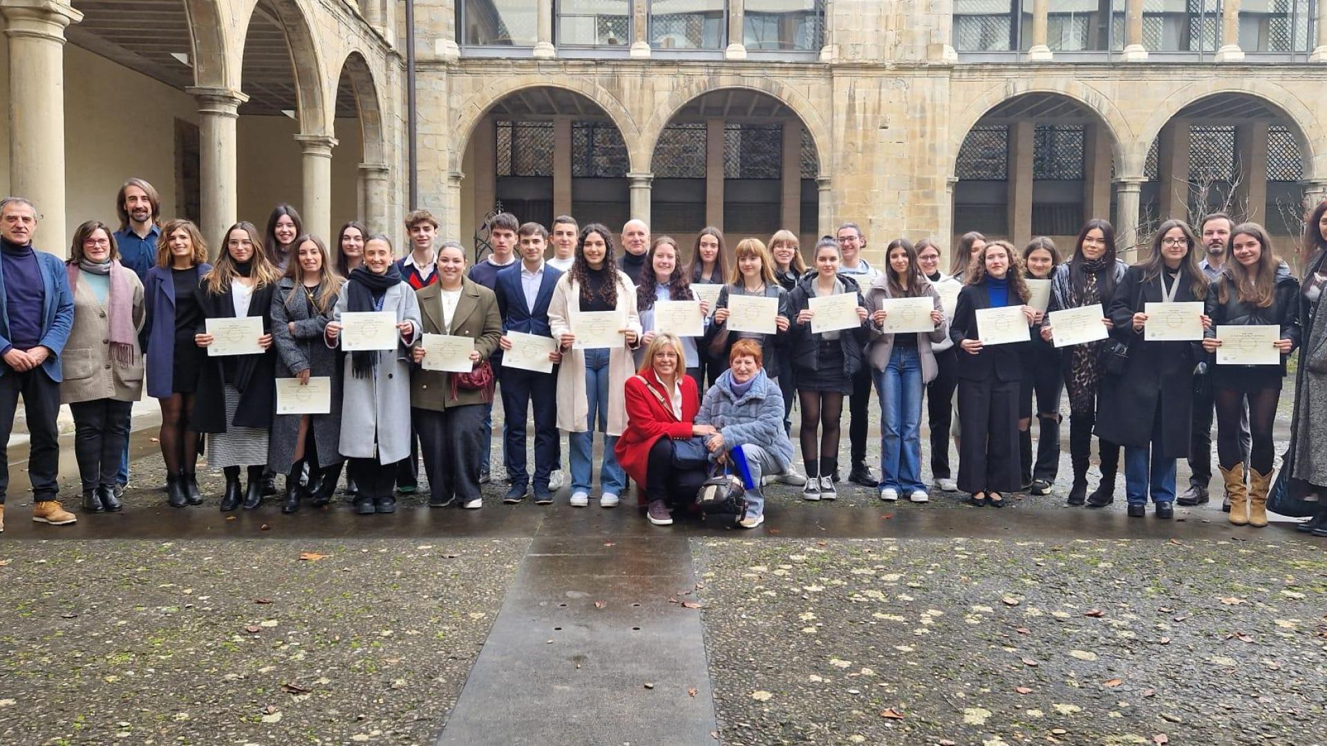 Alumnado y profesorado del IES Benjamín de Tudela y del colegio San Cernin de Pamplona que ha participado en el acto de entrega de los diplomas Bachibac celebrado en la sede del Departamento de Educación