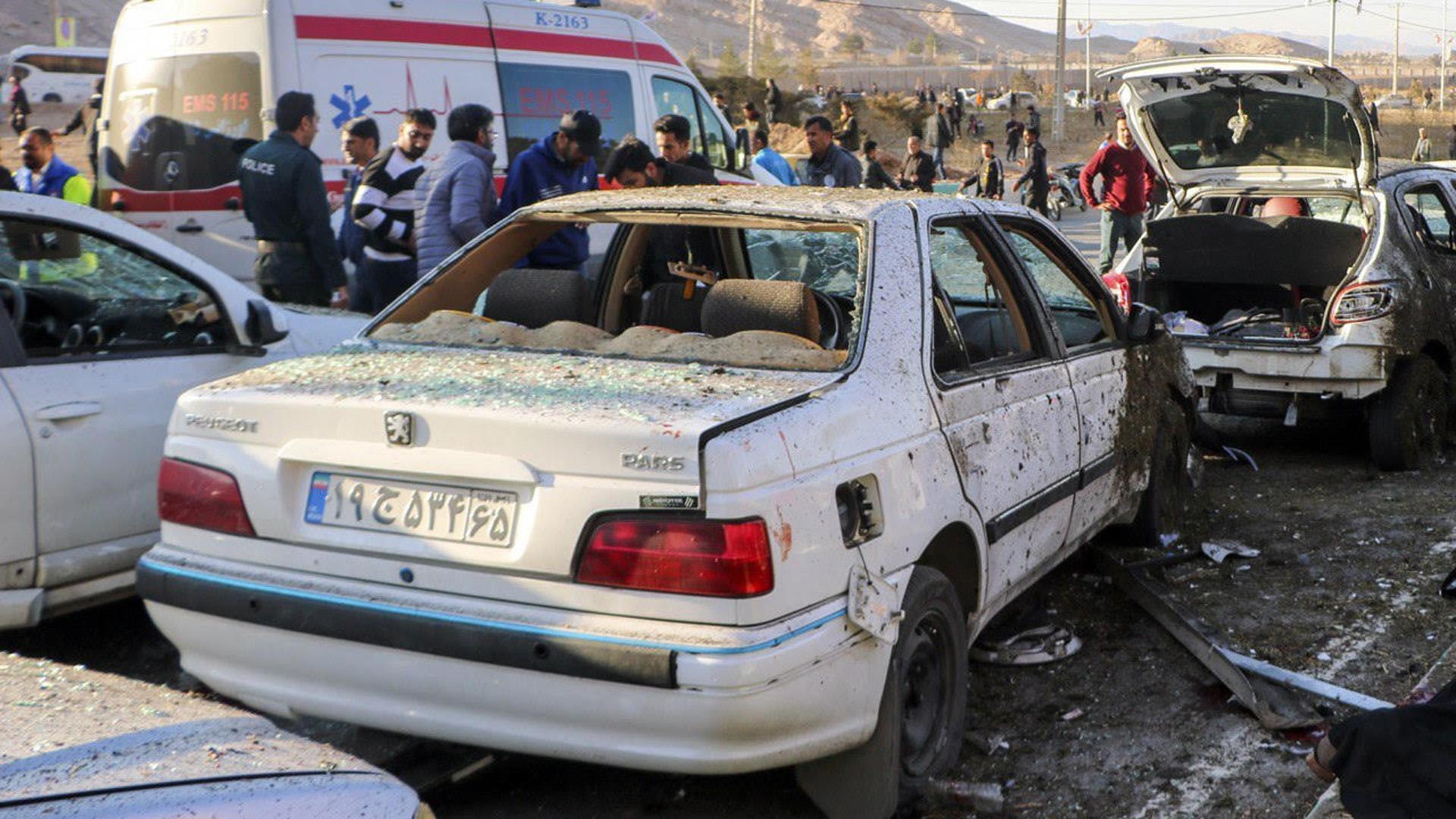 Coches destrozados por las explosiones