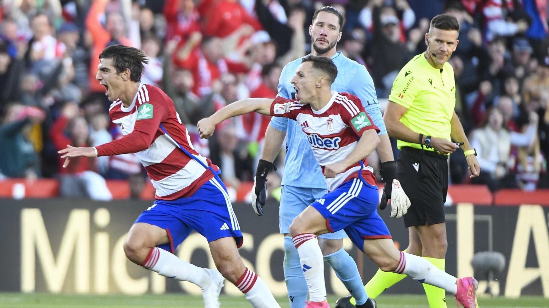 Uzuni (Granada) celebra el gol anotado ante el Cádiz
