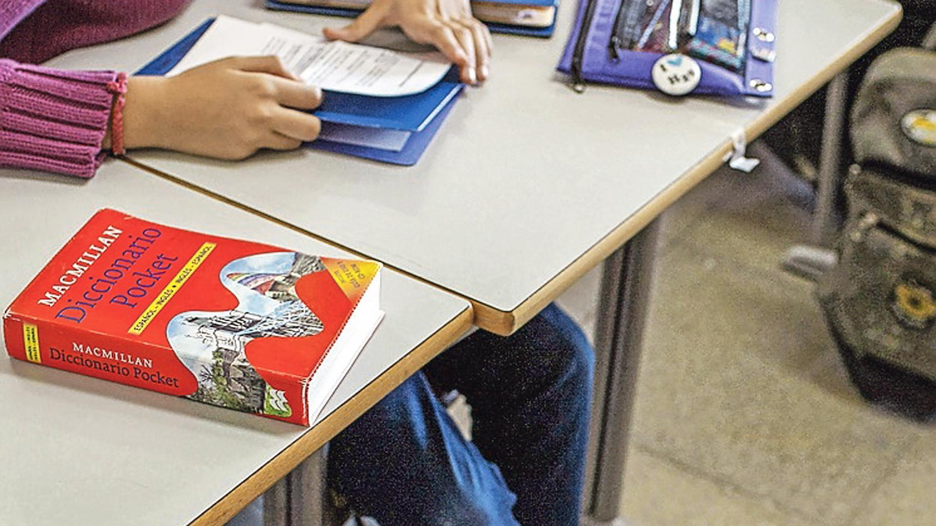 Un alumno en el pupitre de un colegio.