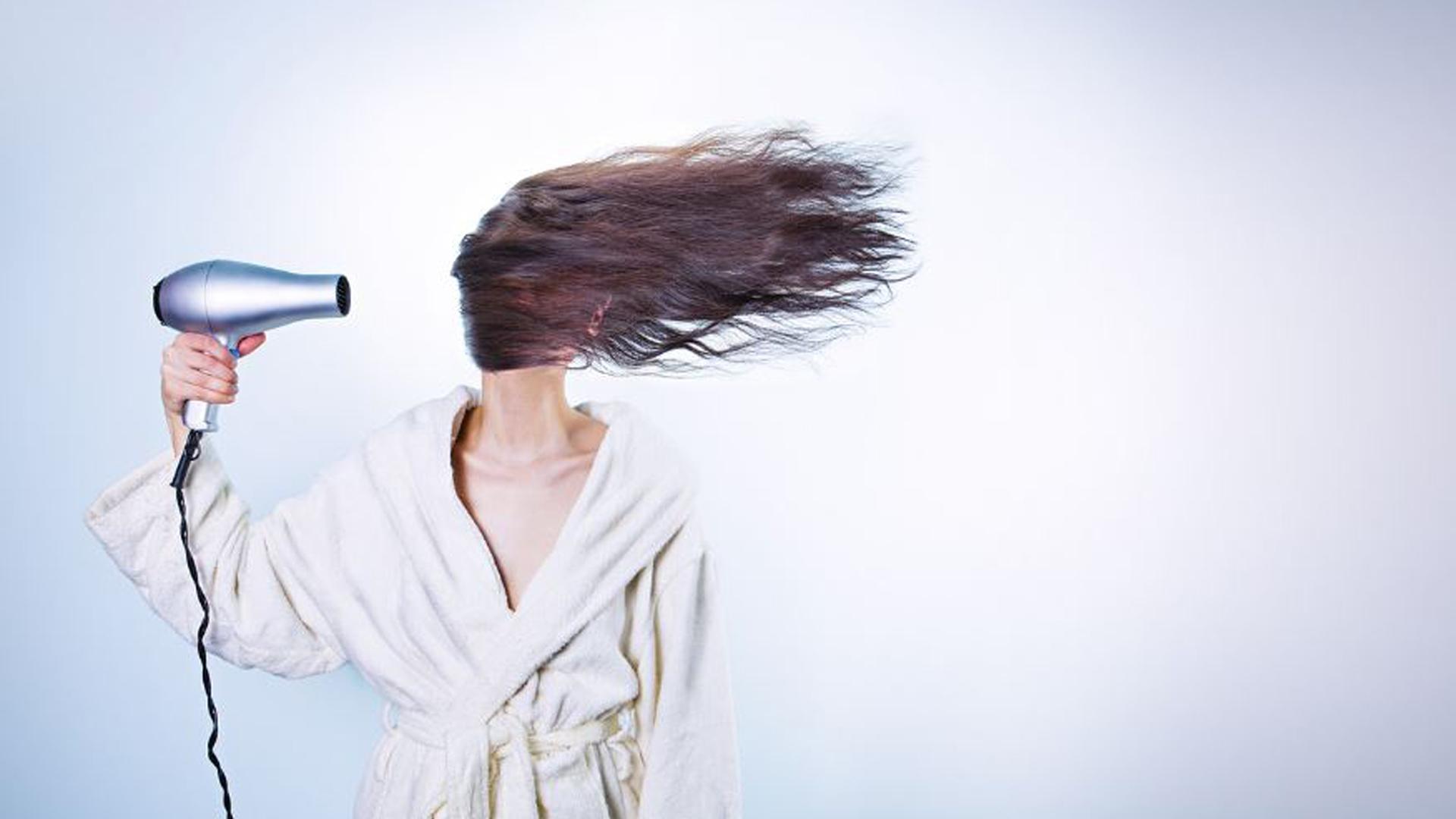 Imagen de una mujer peinándose