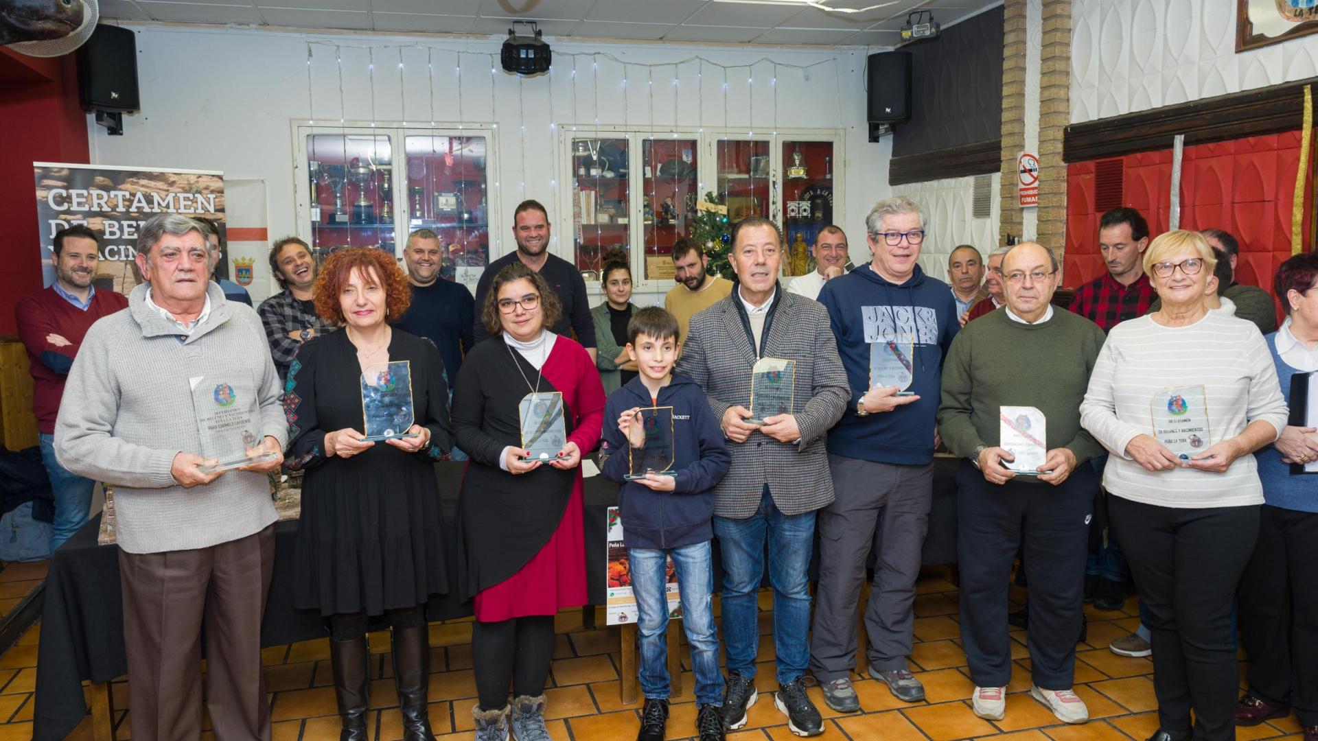 Galardonados y organizadores, juntos en la sede de la peña La Teba