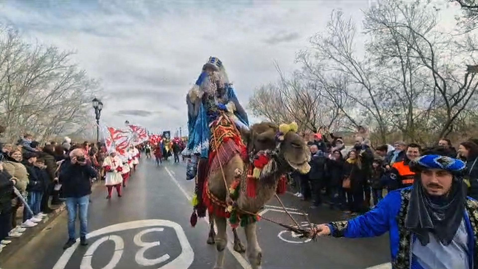 En torno a las 12.00 horas del mediodía, SS MM los Reyes Magos han llegado a Tudela por el puente del Ebro. Por la tarde, sus majestades saldrán a las 18.30 h. desde la plaza de Europa y recorrerán la avenida de Zaragoza y la calle Gaztambide-Carrera, hasta llegar a la plaza de los Fueros.