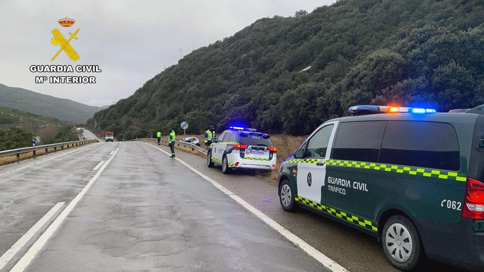 Agentes de la Guardia Civil, en el lugar del accidente