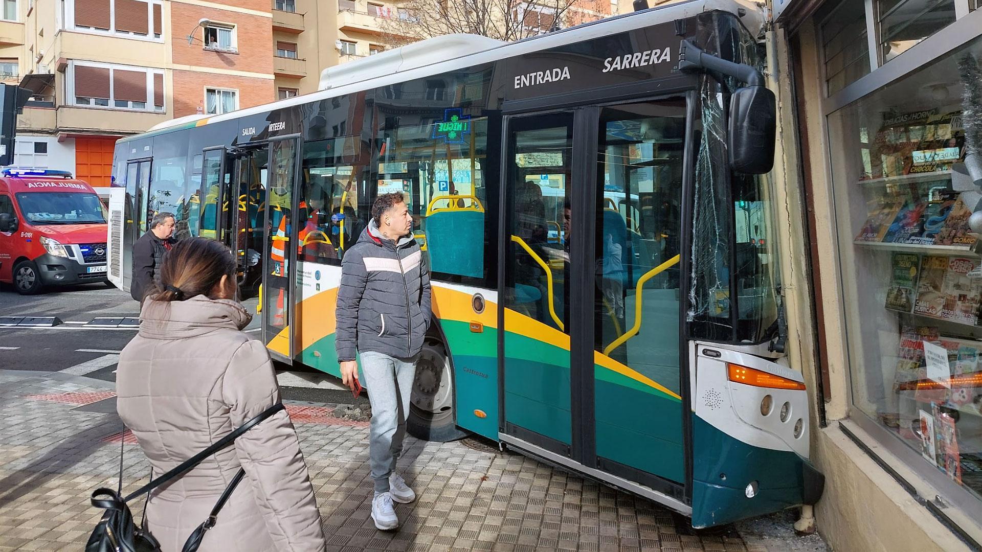 La villavesa ha chocado contra la esquina de un comercio de prensa y revistas