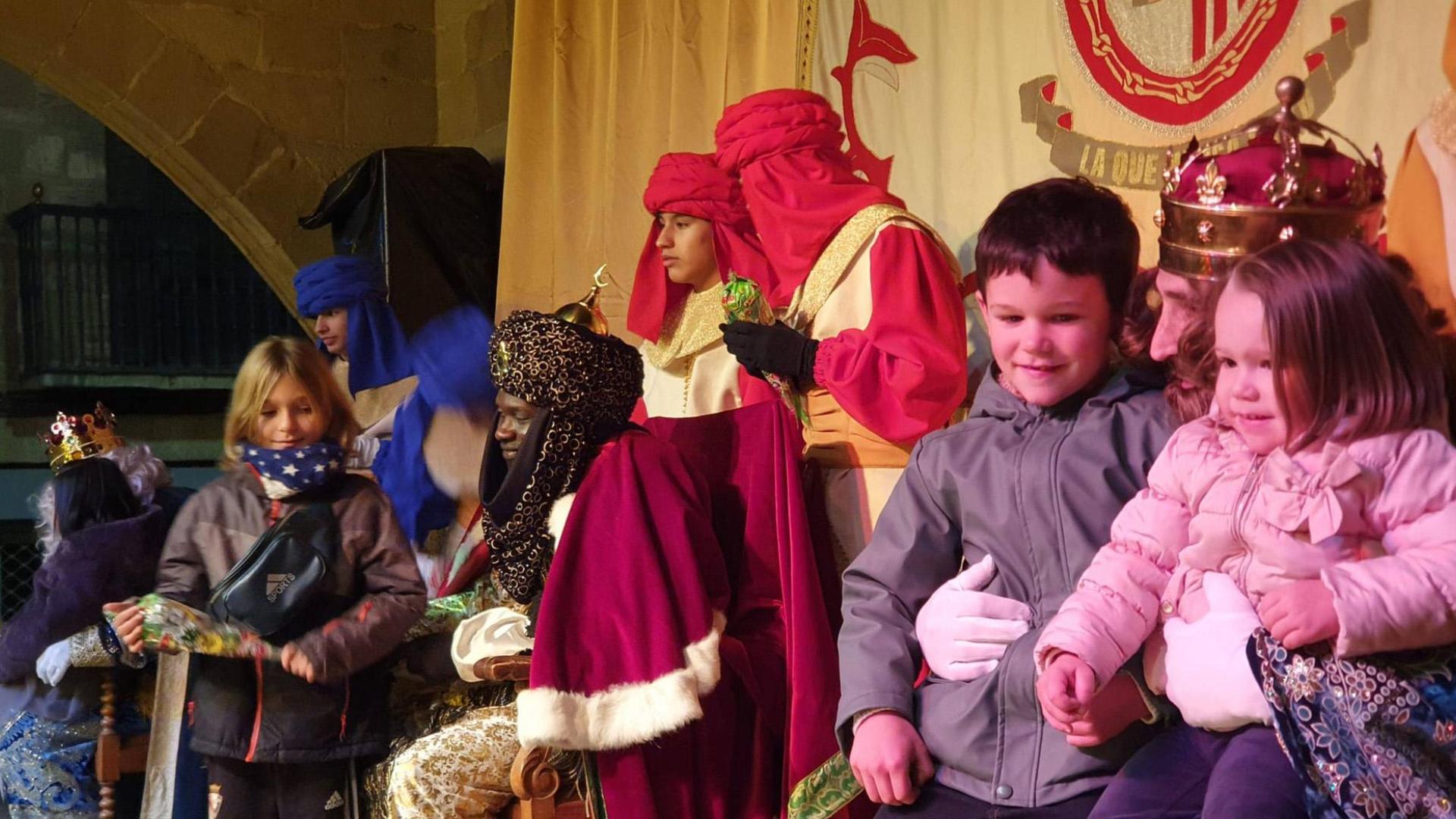 La lluvia respetó el normal desarrollo de la cabalgata de Sangüesa y los Reyes Magos recibieron a los niños en las Arcadas