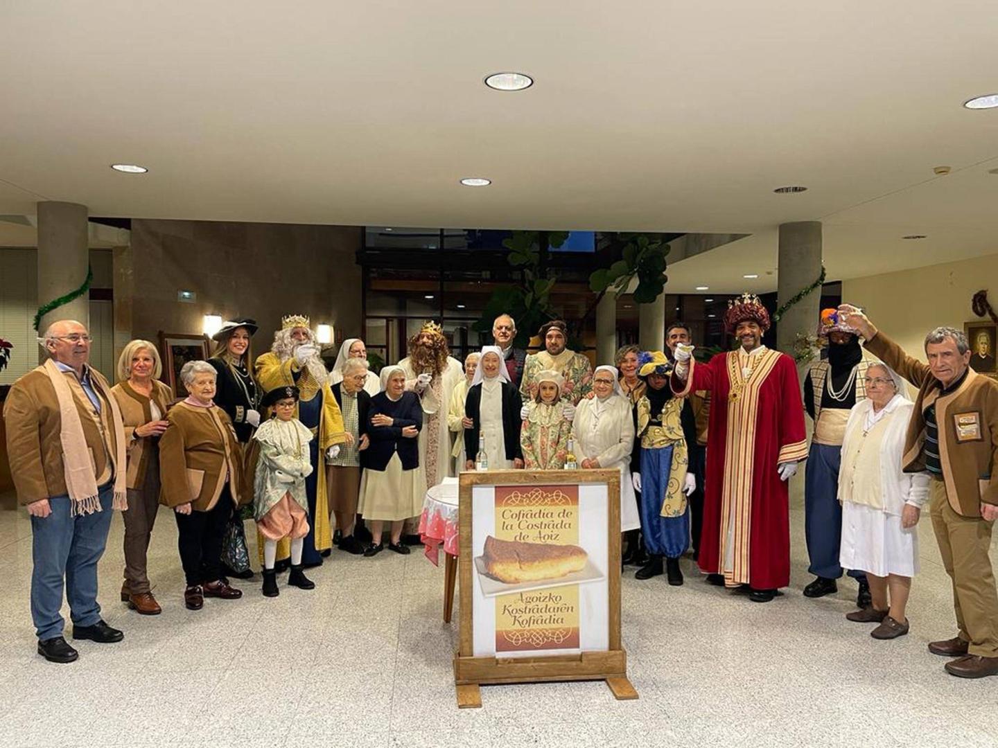 Los Reyes Magos, con la Cofradía de la Costrada de Aoiz y las monjas de la residencia
