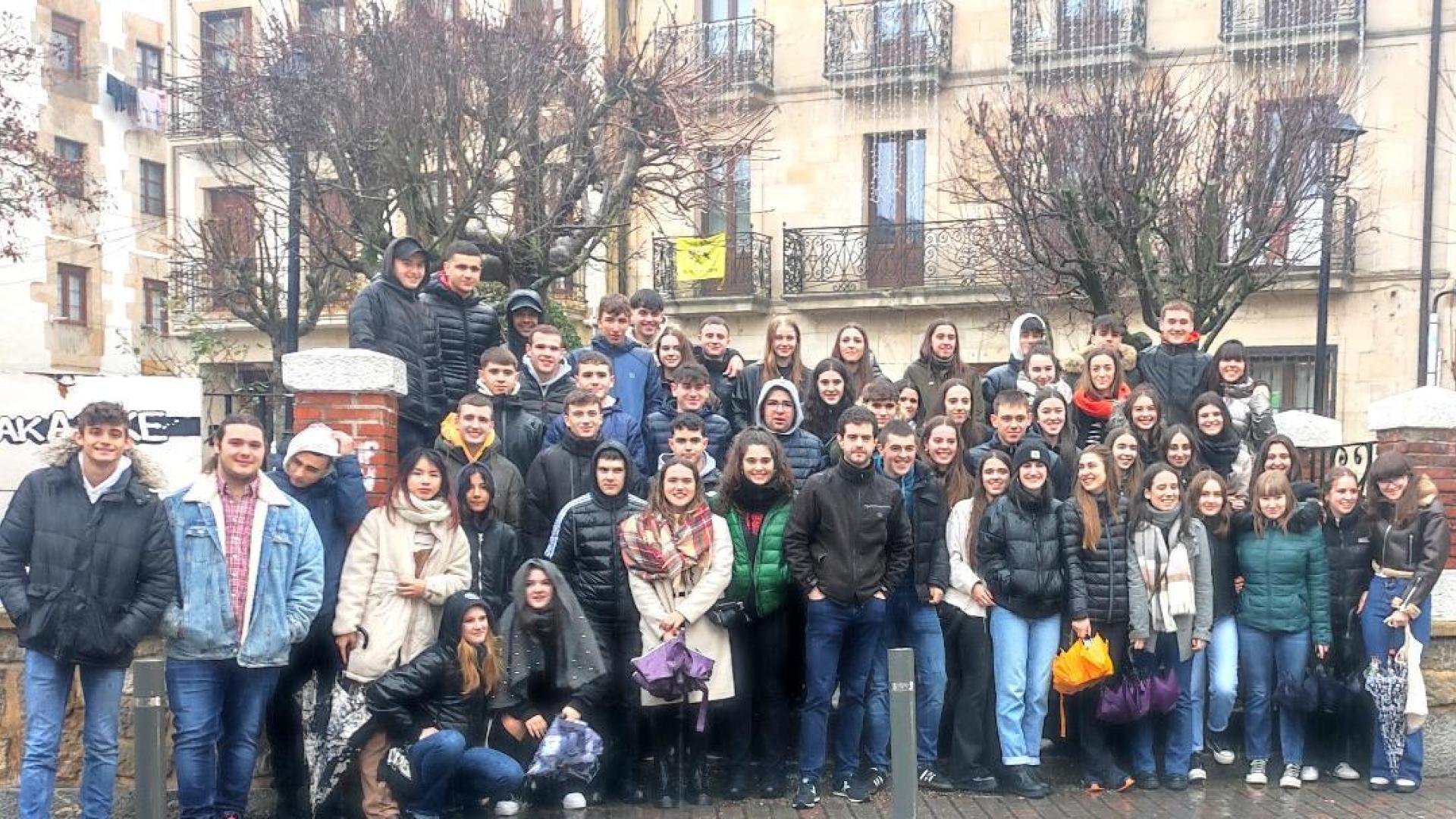 Los quintos de este año de Alsasua, junto al alcalde, en la instantánea de grupo delante del Ayuntamiento.