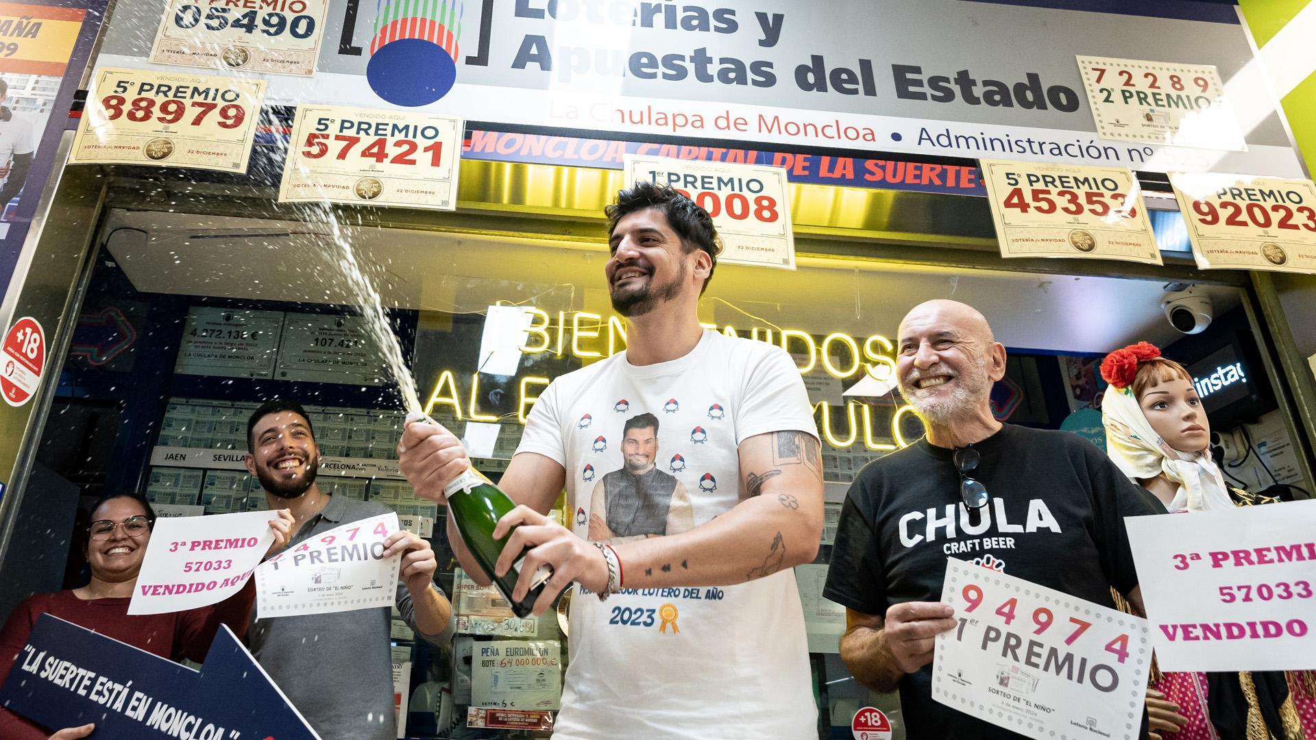 Agraciados con el Primer Premio del Sorteo Extraordinario de El Niño celebran su suerte en la administración nº 523, en Madrid