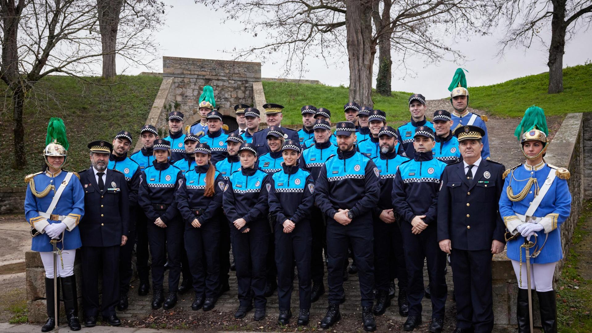 NUEVOS AGENTES. 5 de ellos mujeres y 9 hombres se incorporaron en diciembre a la plantilla tras superar una oposición y el curso de la Escuela de Seguridad y Emergencias de Navarra (ESEN). El plantel suma 417 miembros.
