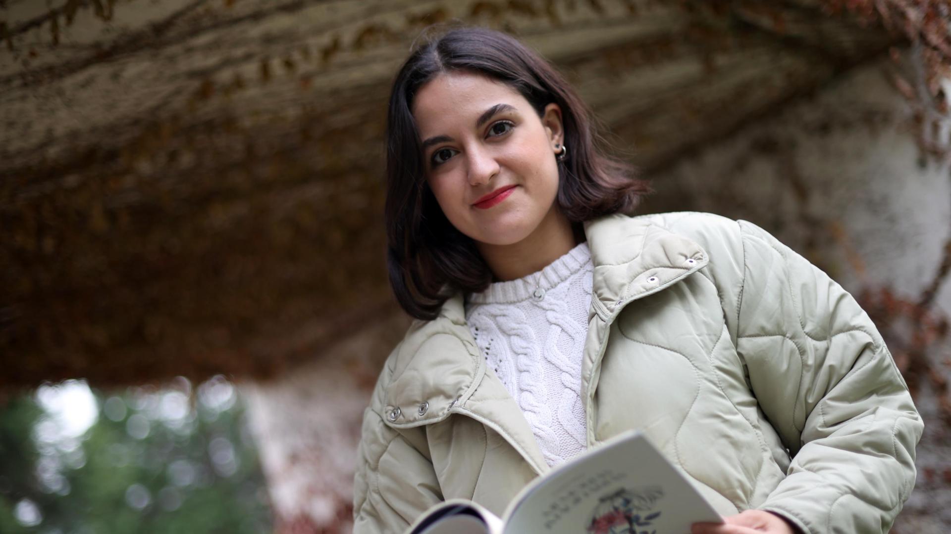 ‘Memorias imaginarias’ está compuesto por 27 poemas: uno en inglés, otro en francés y el resto en castellano