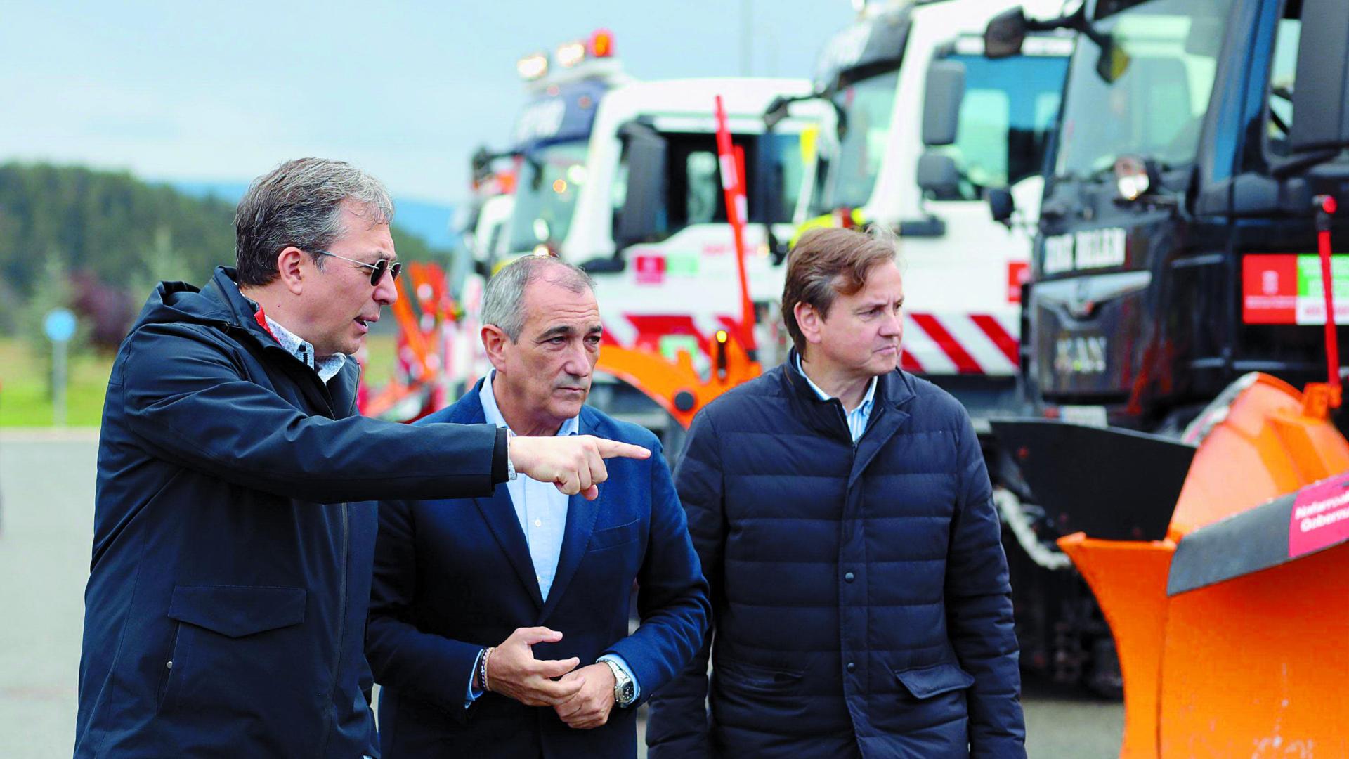 Pablo González (director de conservación), Óscar Chivite y Pedro López, en su visita el 30 de octubre al centro de mantenimiento de Aoiz.