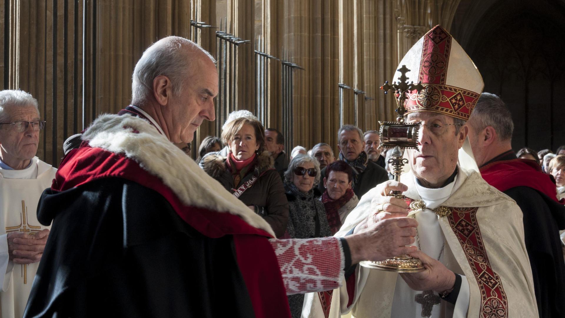 Francisco Pérez porta la reliquia de los Reyes Magos, con el deán, Carlos Ayerra, a la izquierda.