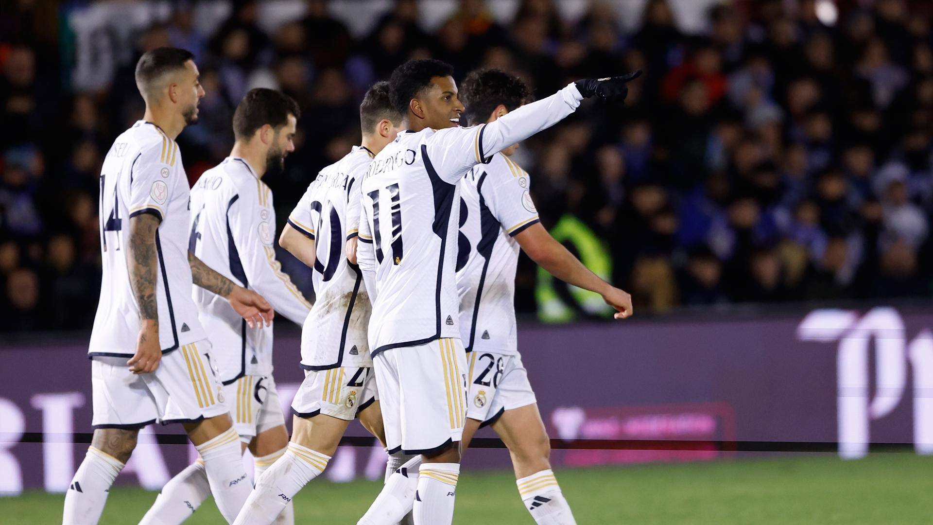 El delantero brasileño del Real Madrid Rodrygo Goes (c) celebra su gol durante el partido de dieciseisavos de final de la Copa del Rey