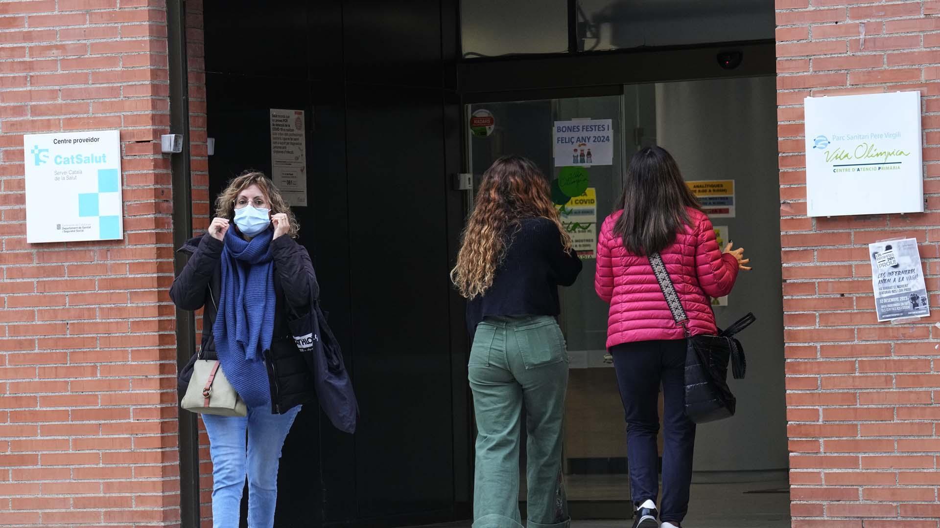 Un mujer sale con mascarilla de un centro de atención primaria en Barcelona