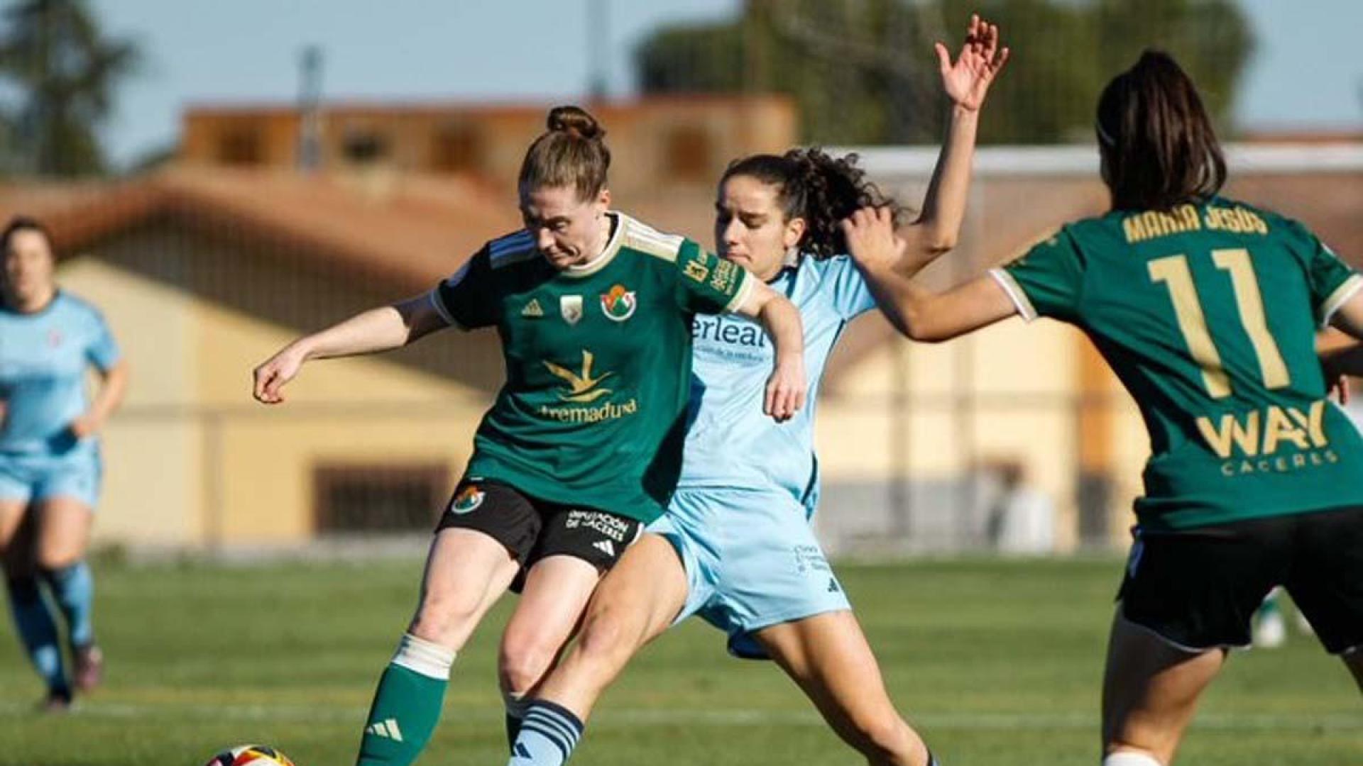 Un acción del partido entre el Cacereño y Osasuna Femenino