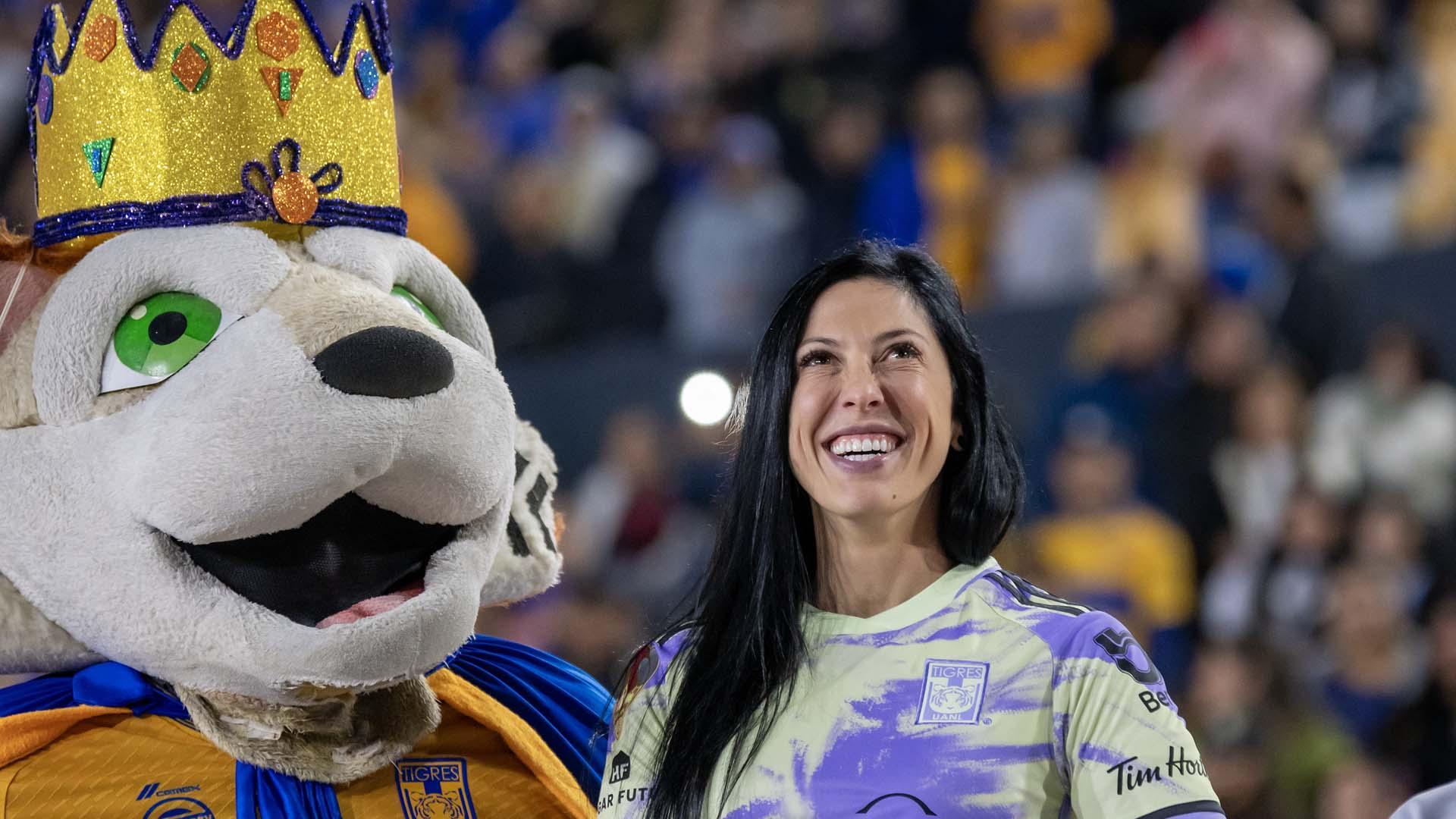 Jenni Hermoso, sonriente durante su presentación como jugadora de Tigres