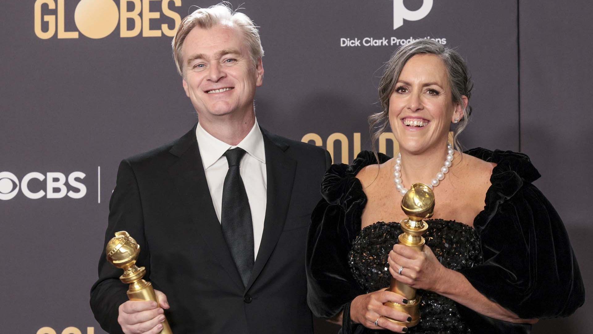Christopher Nolan, director de Oppenheime, y Emma Thomas, productora de la cinta, con los Globos de Oro
