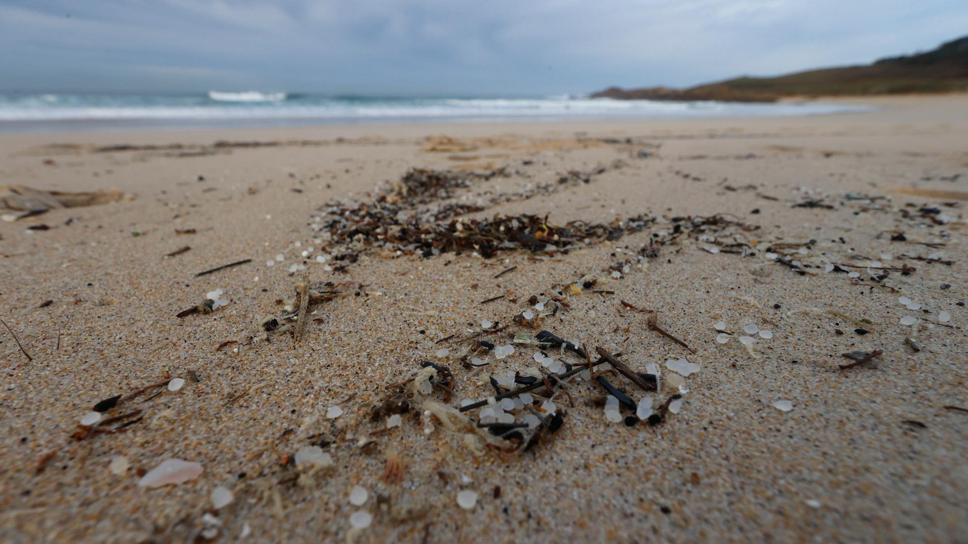 Los micro plásticos llegan a la playa de Doniños en Ferrol