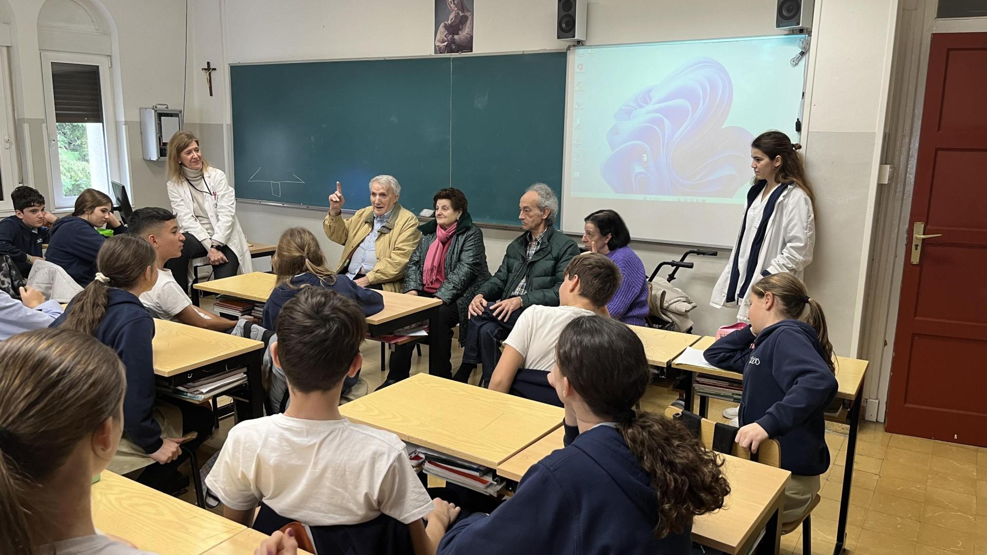 Una de las actividades del Día del Abuelo y de la abuela en el colegio Liceo Monjardín de Pamplona