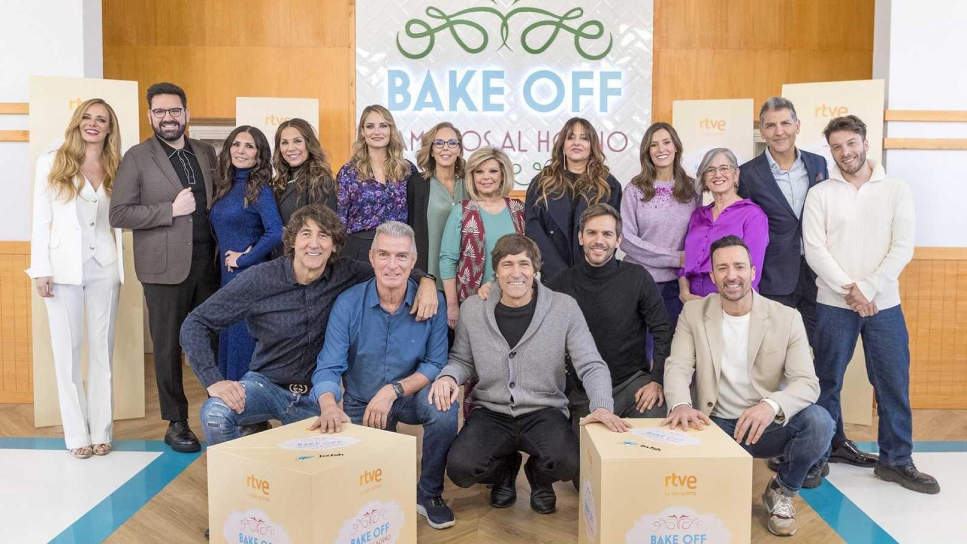 La presentadora Paula Vázquez junto a los concursantes y miembros del jurado de 'Bake off: famosos al horno'