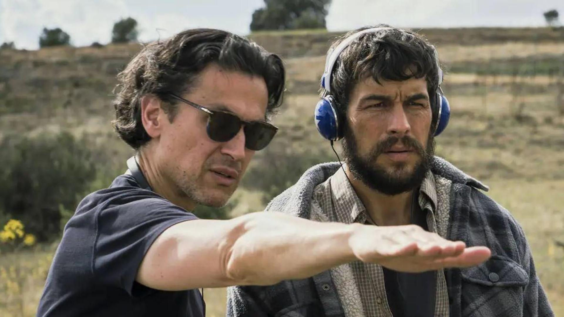 Rodrigo Cortés da indicaciones a Mario Casas durante el rodaje de 'Escape'