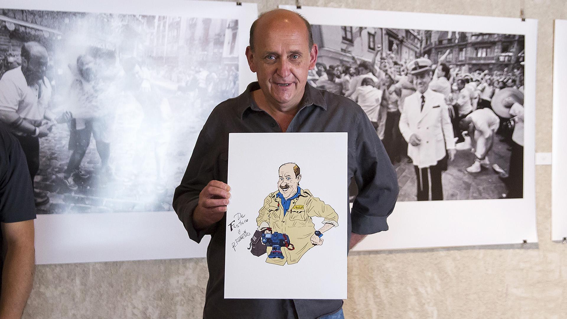 Carlos Calleja, mostrando un retrato de su hermano Pachi en la inauguración de la exposición fotográfica 'San Fermín 2020 en pausa/Etenaldian', en 2020 ./