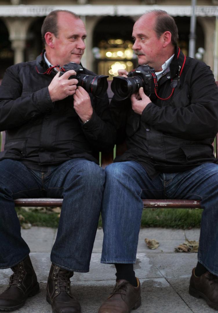 Carlos (a la izquierda) y Pachi Calleja Goñi, con sus cámaras en la pamplonesa Plaza de Castillo en una imagen de 2010./