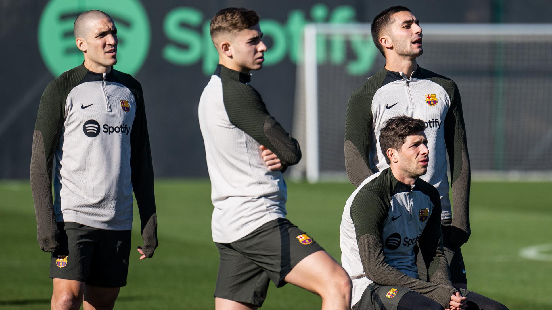 Oriol Romeu, Fermín López, Ferran Torres y Sergi Roberto en el último entrenamiento del FC Barcelona