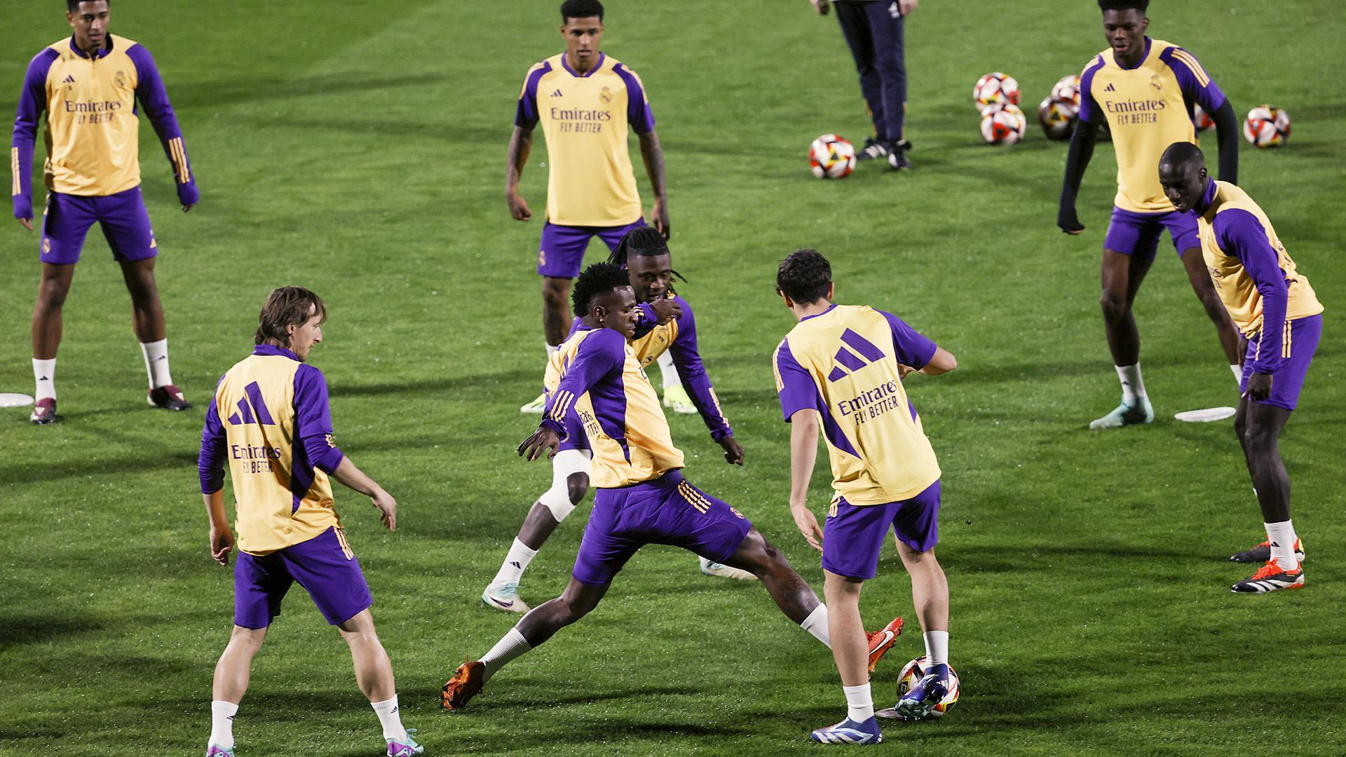 Vinicius presiona a un rival durante un rondo en el entrenamiento del Real Madrid previo a la semifinal de la Supercopa 2024./