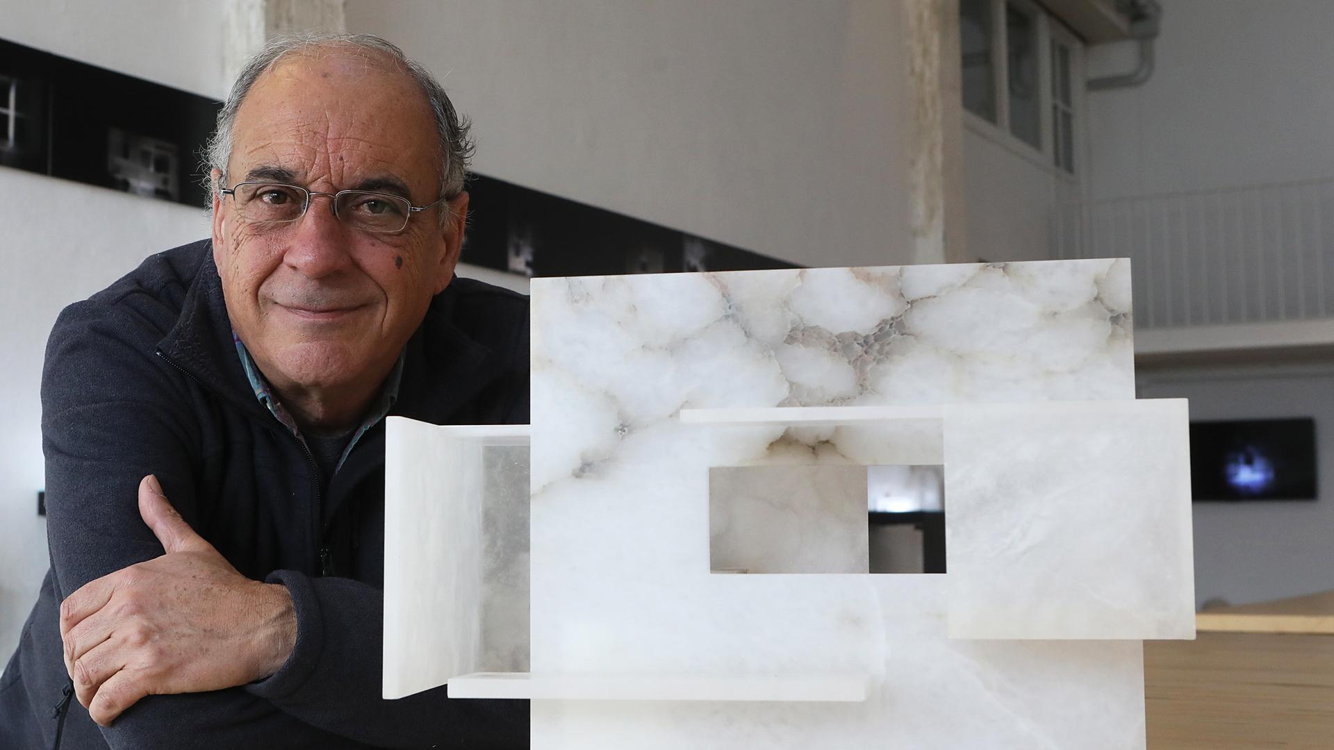 El escultor Javier Soto posa junto a una de las cincuenta obras de la exposición Lux Habitat. Los espacios habitados por la luz instalada en La Fábrica de Gomas./