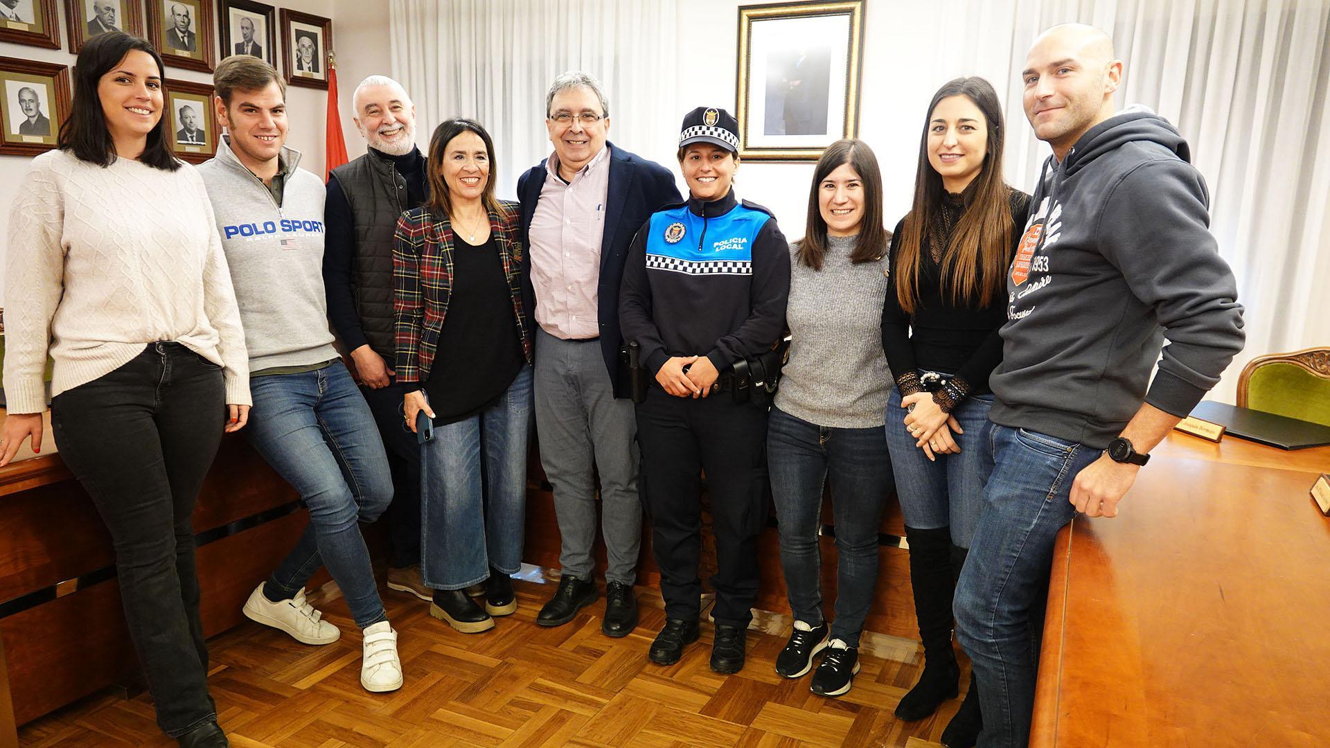 Casandra Rodríguez, en el centro junto al alcalde, José Ignacio Pardo, y rodeada de familiares y amigos./