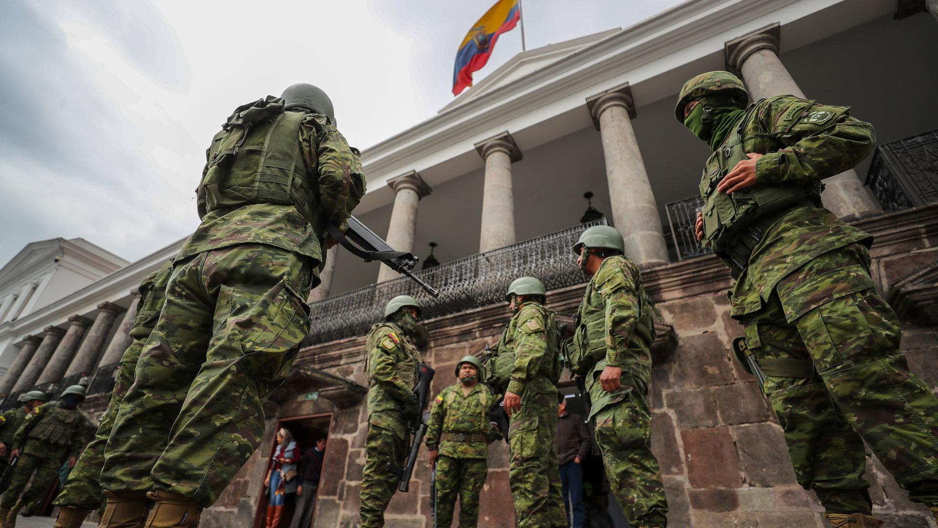 Soldados ecuatorianos patrullan en los alrededores del Palacio de Carondelet, en Quito