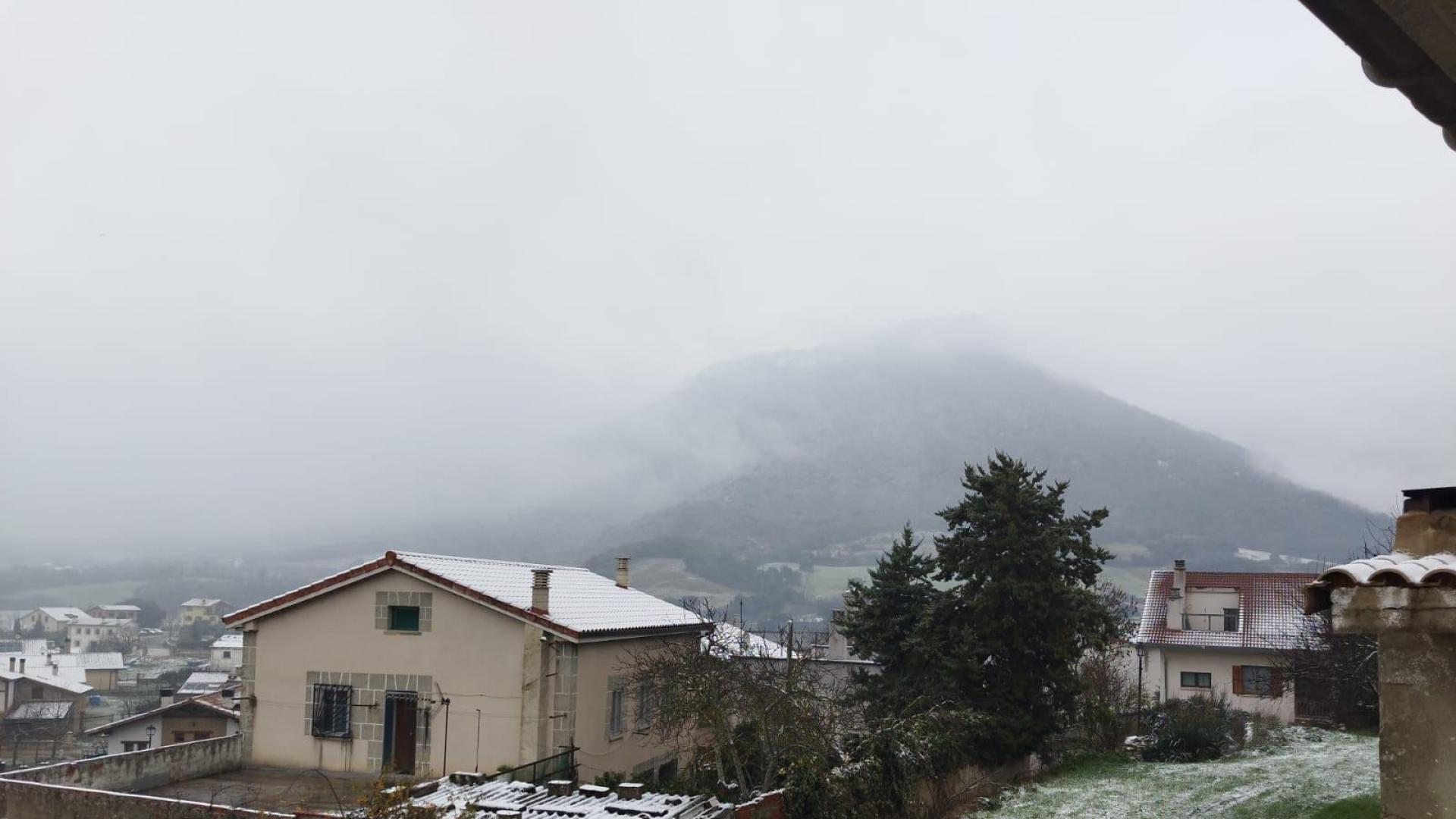 Artaza (Amescoa Baja). Ha nevado durante bastante parte de la noche y de la mañana.