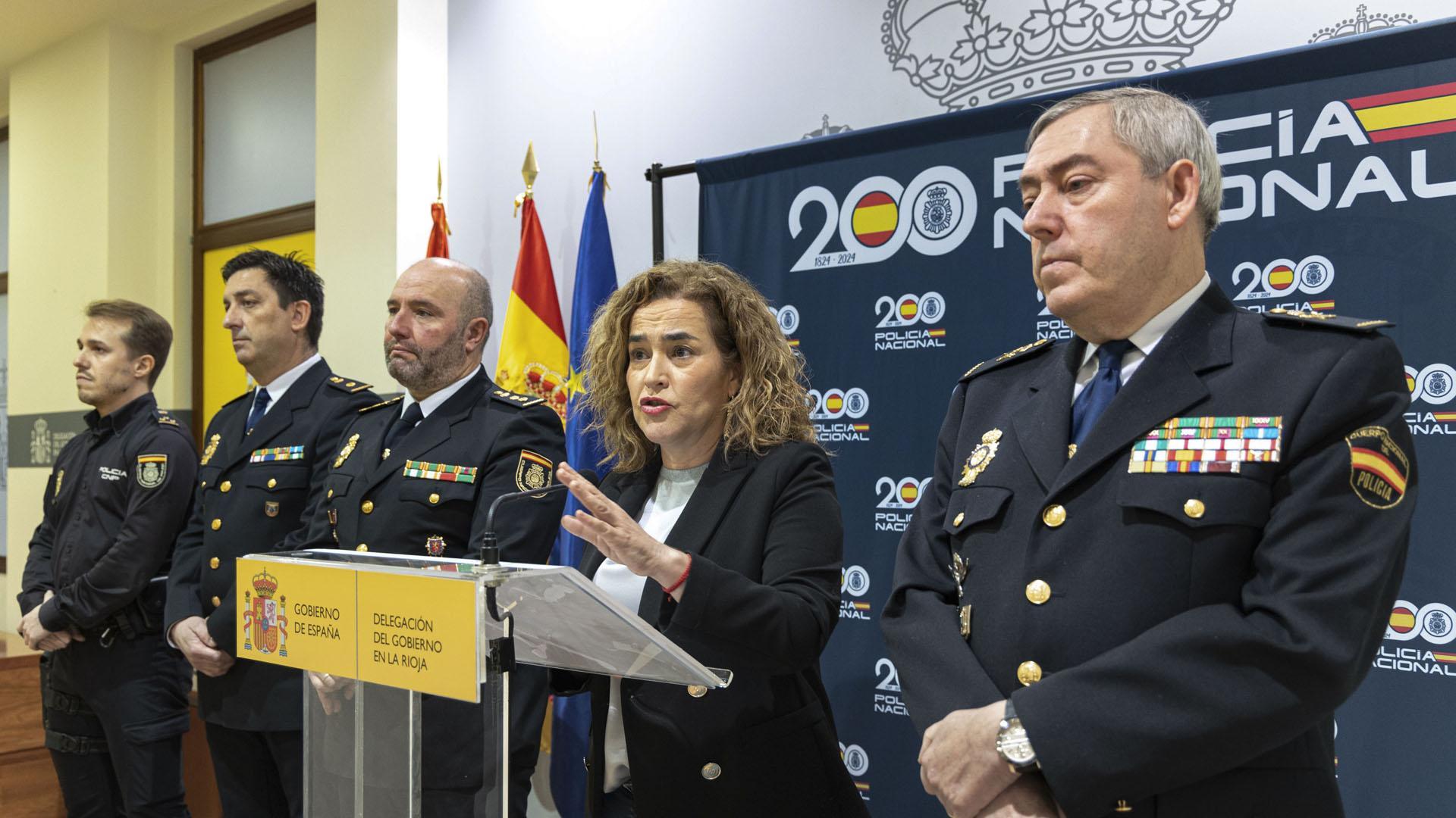 La delegada del Gobierno en La Rioja interviene en la rueda de prensa para dar información sobre la detención de los presuntos autores del homicidio de un hombre en Logroño