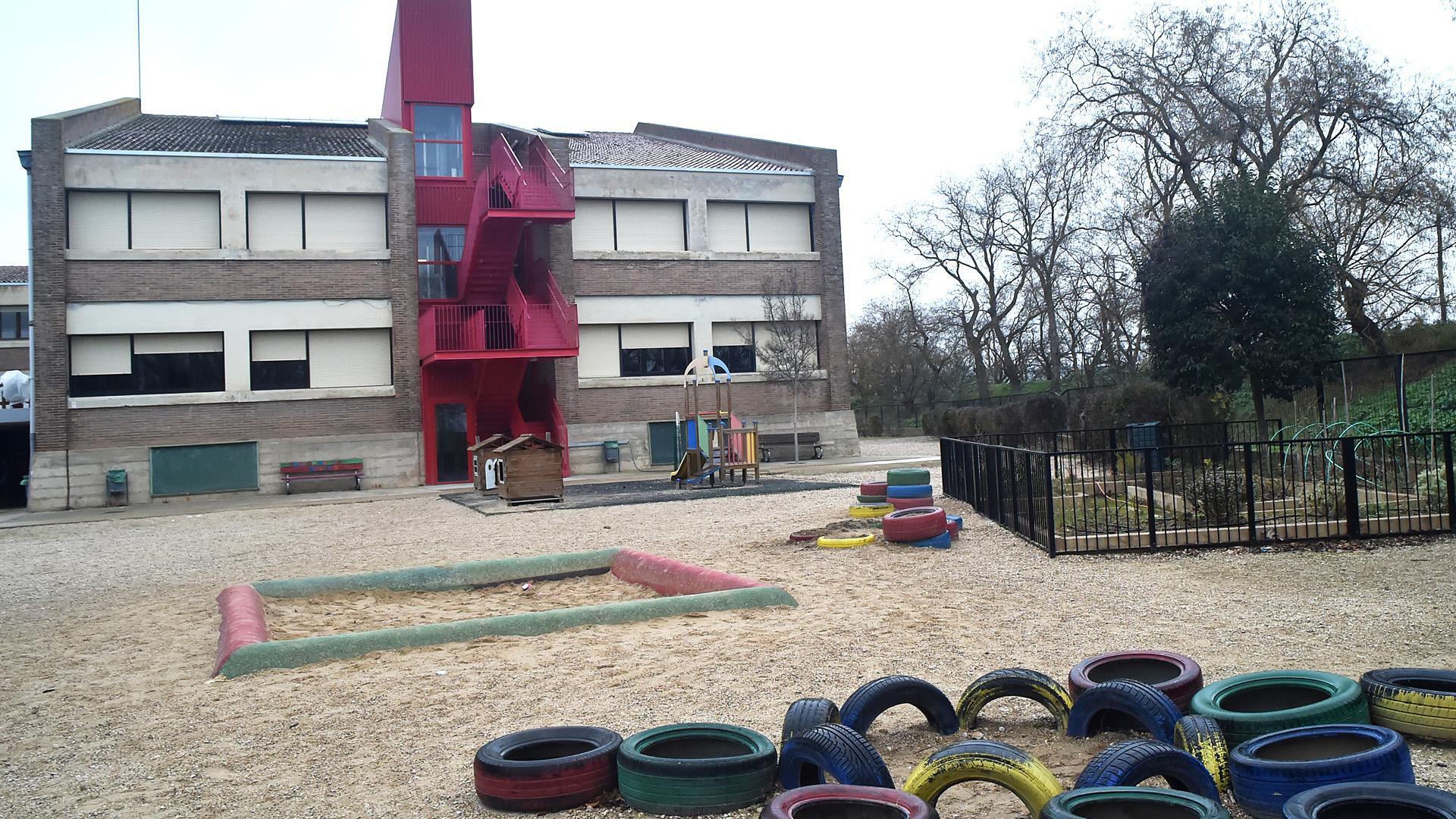 Vista del colegio público de Falces en el que se va a crear la escuela infantil 0-3 años./