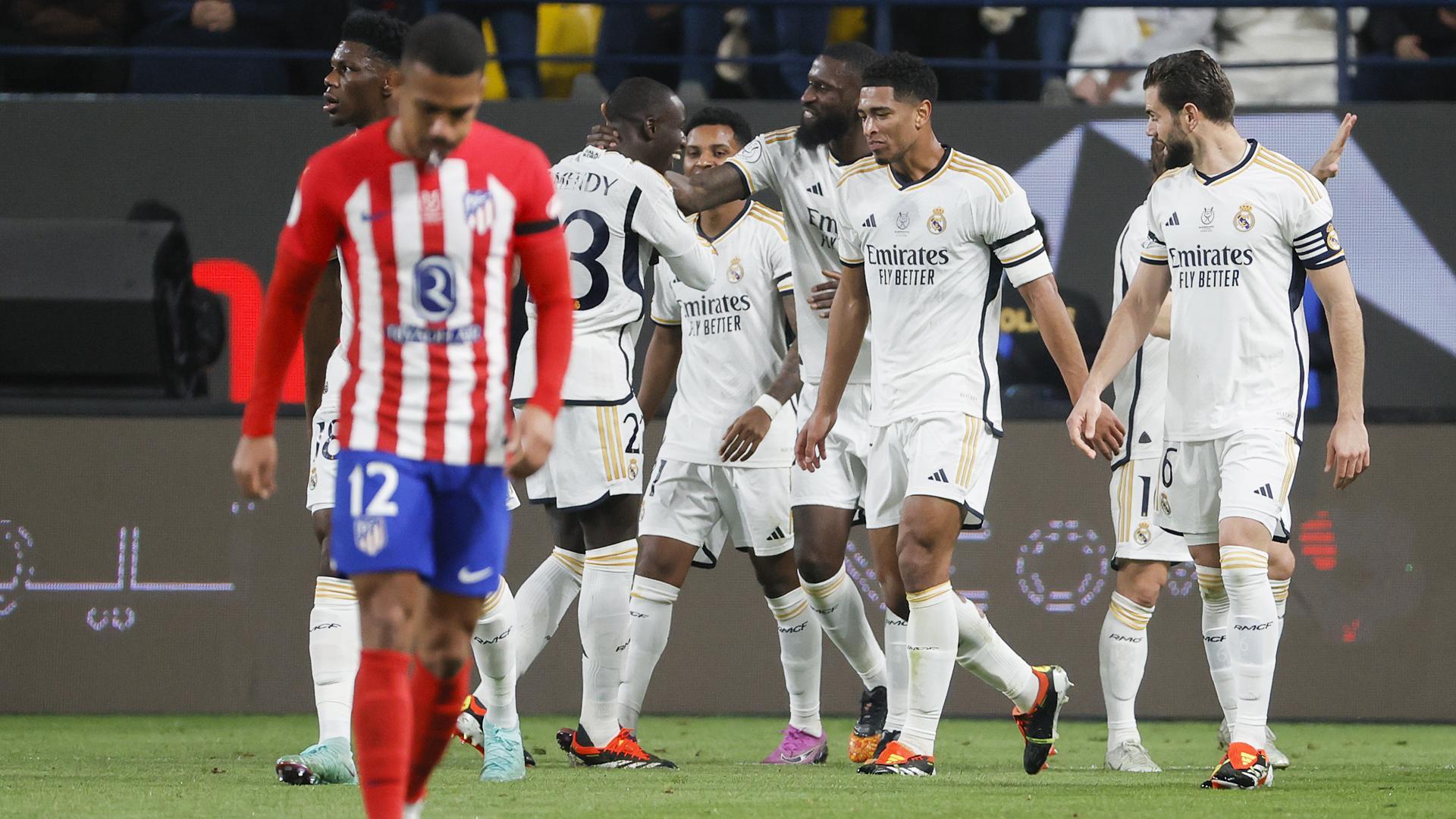 Los jugadores del Real Madrid celebran el tanto de Mendy en la semifinal de la Supercopa de España 2024 contra el Atlético de Madrid.