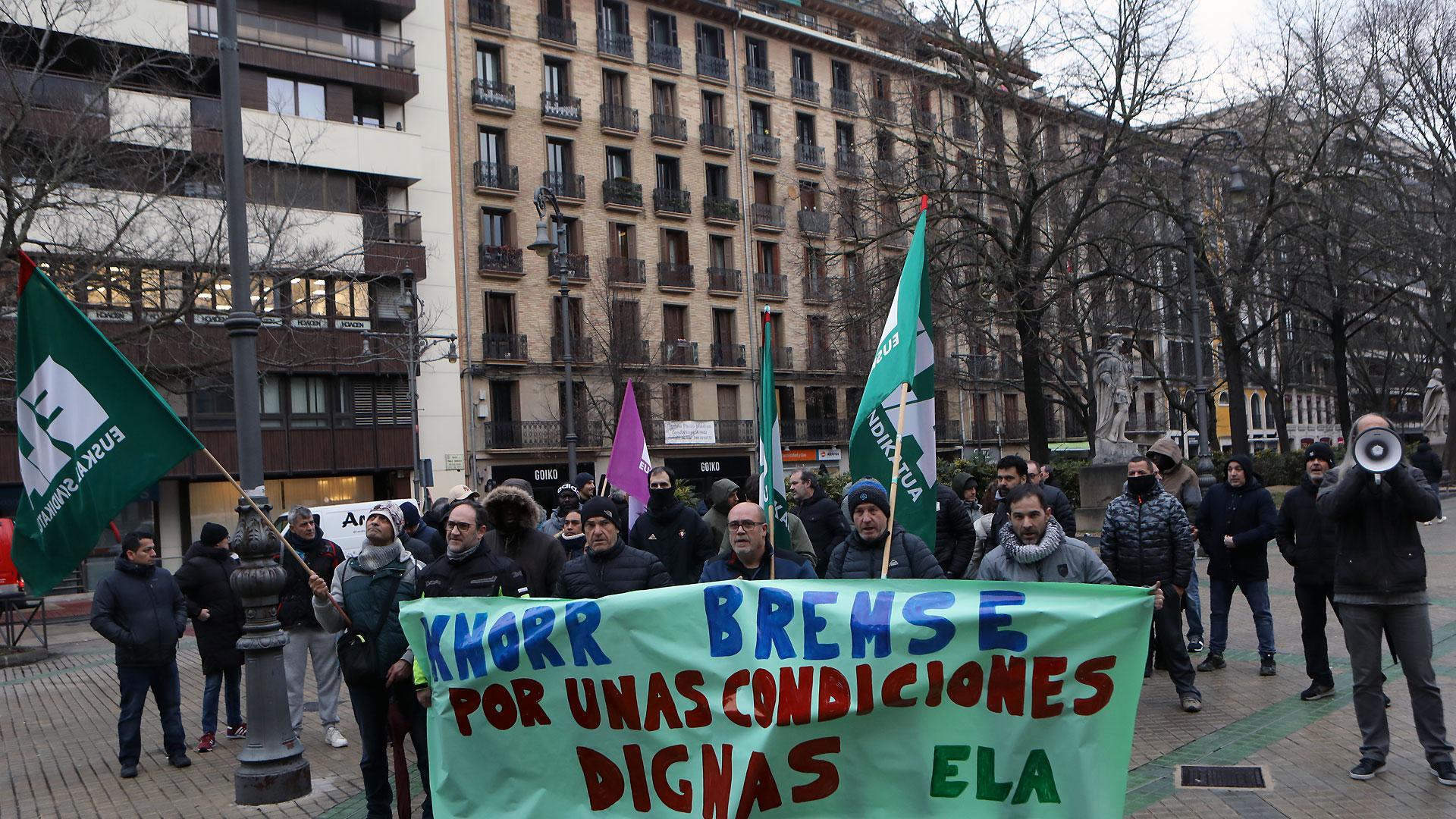 Protesta frente al Parlamento de Navarra de los trabajadores de Knorr Bremse