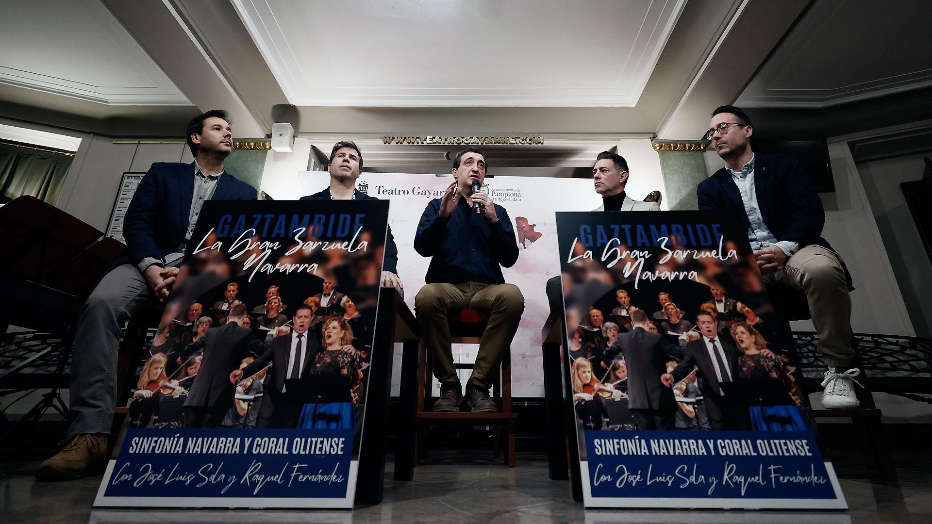 De izda a dcha: Álvaro Iborra, Kinito Huerta, ambos cofundadores de Sinfonía Navarra; Luis San Martín musicólogo; José Luis Sola, tenor, y Javier Echarri, director musical, durante la presentación de 'Gaztambide. La gran zarzuela navarra'