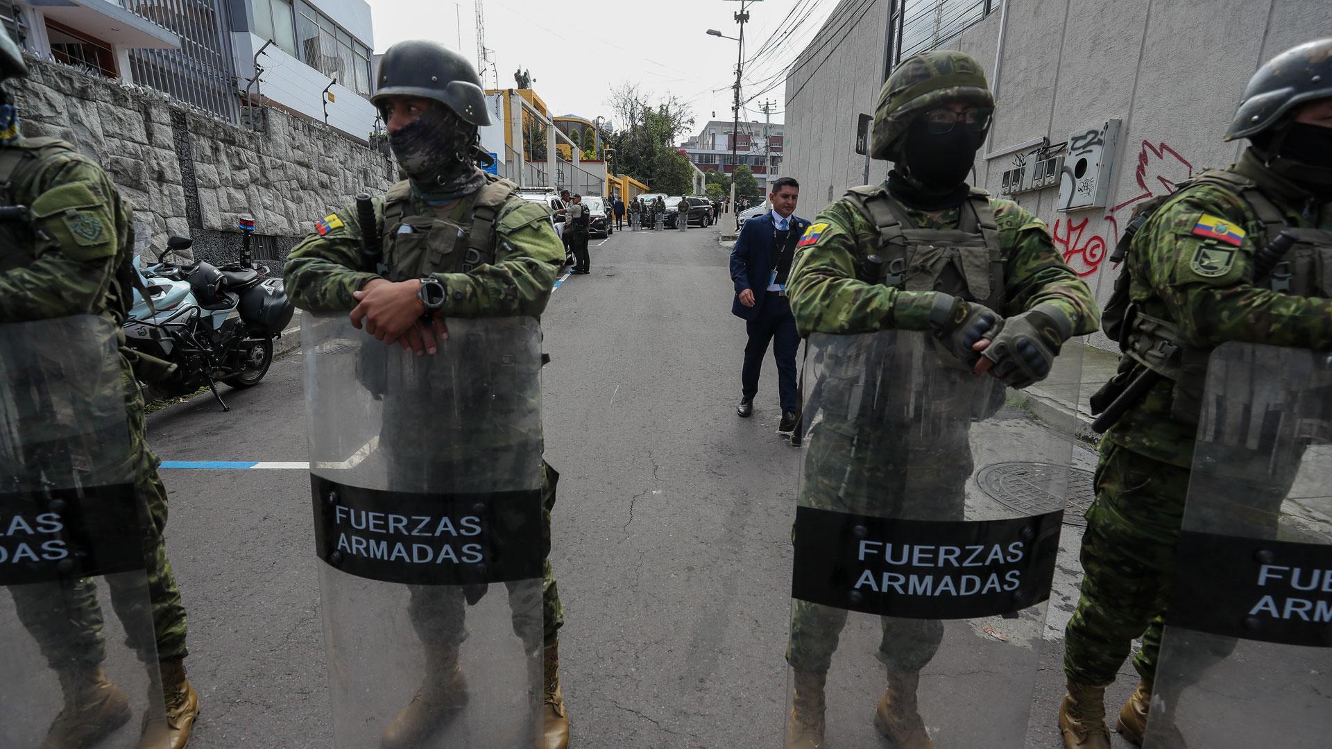 Militares custodian las zonas aledañas a la estación Radio Canela, a donde llegó el presidente de Ecuador, Daniel Noboa, para ofrecer declaraciones sobre la reciente ola de violencia en el país