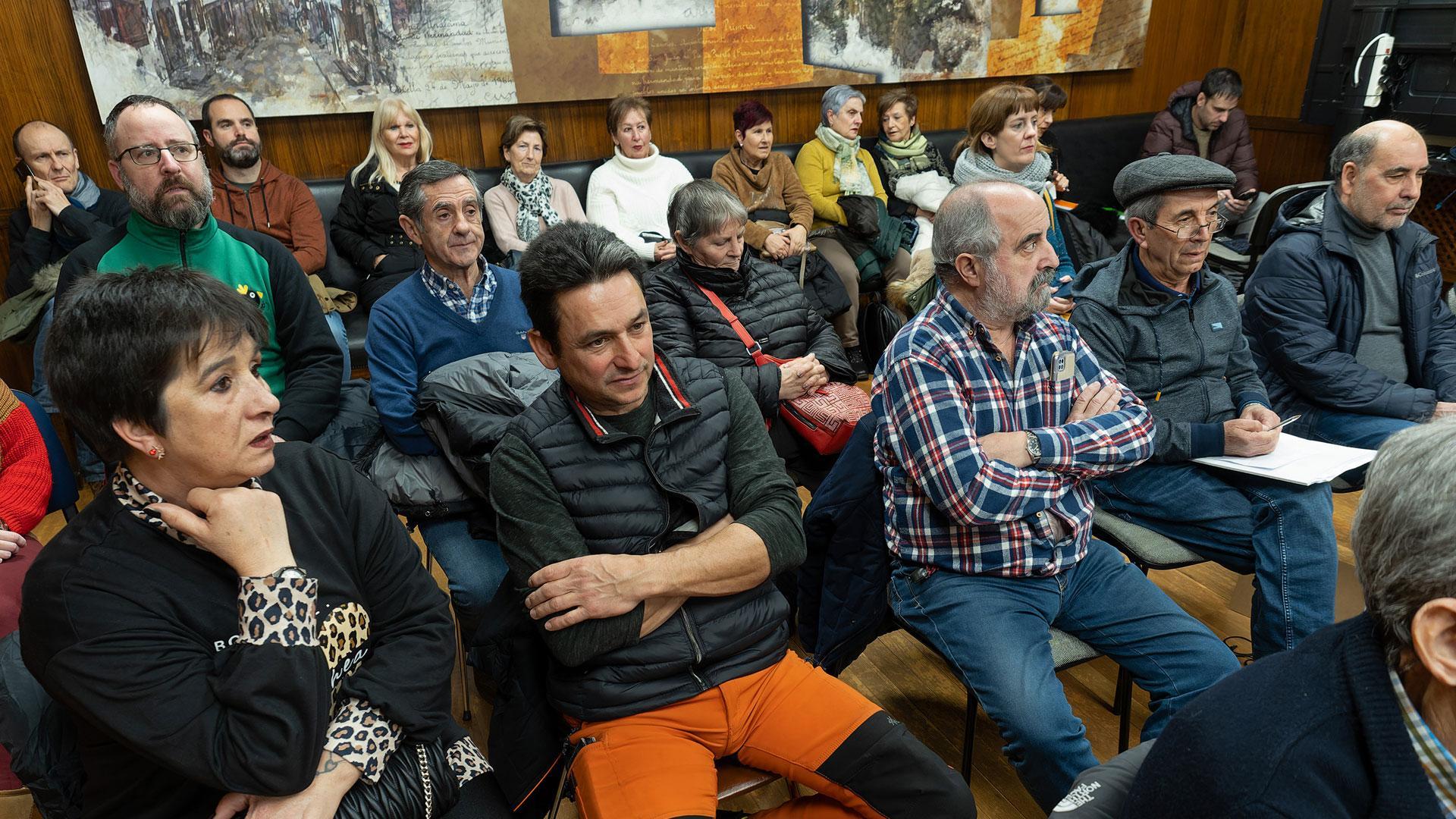 El salón de plenos se llenó para el debate de la moción sobre el amianto