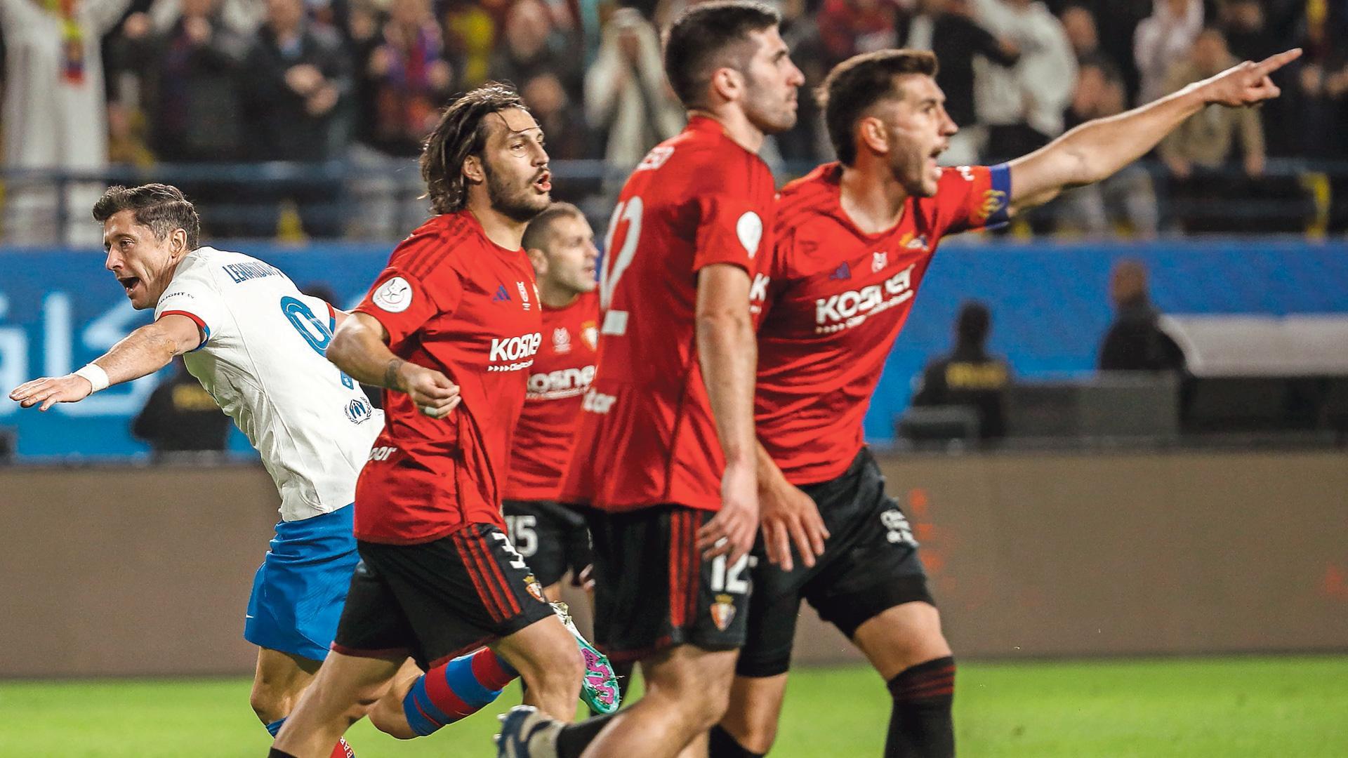 garciaRobert Lewandowski celebra el 1-0 mientras David García levanta el brazo ante el árbitro para reclamarle falta previa