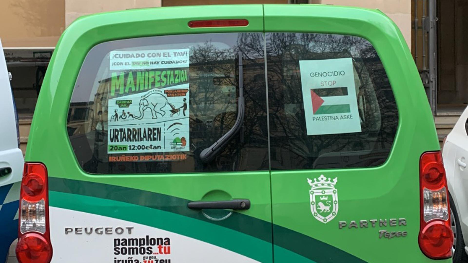 Imagen de la furgoneta aparcada en el parking de la Casa Consistorial, en la Plaza de Santiago