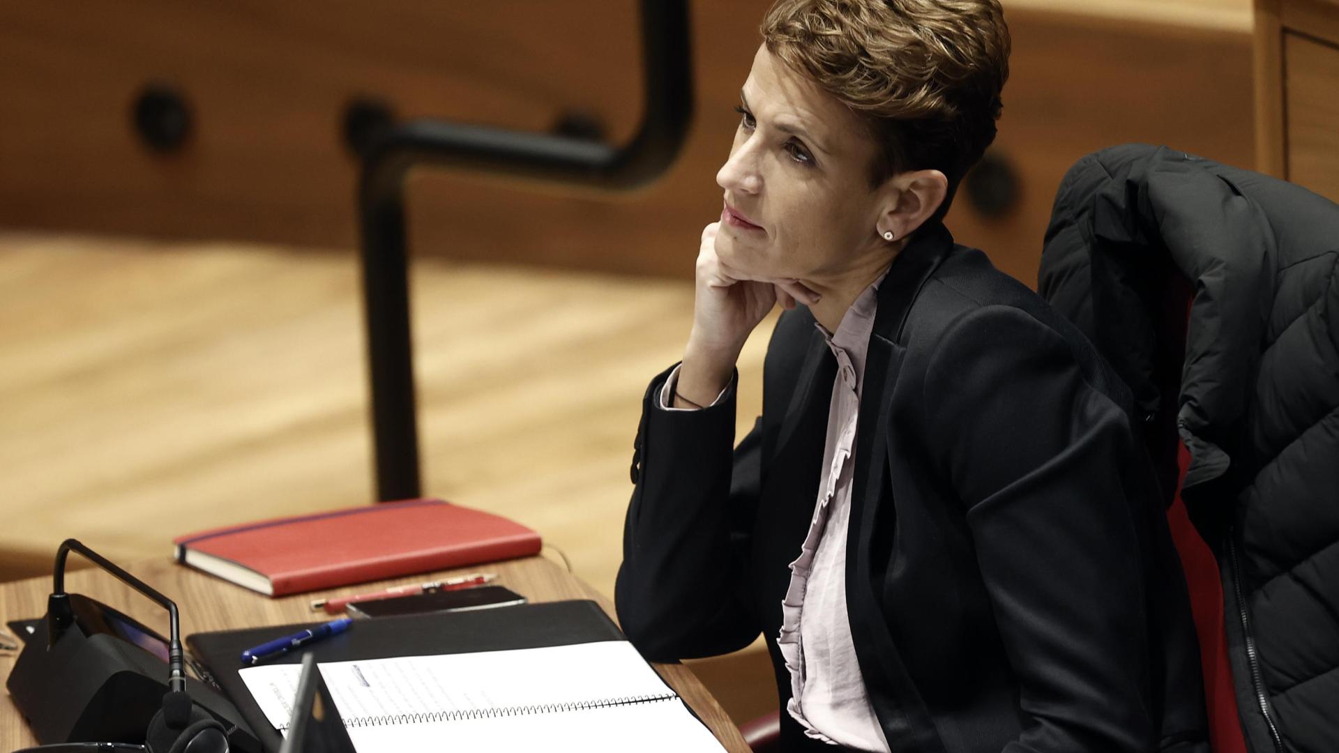 La líder socialista María Chivite sigue el pleno del Parlamento del pasado jueves