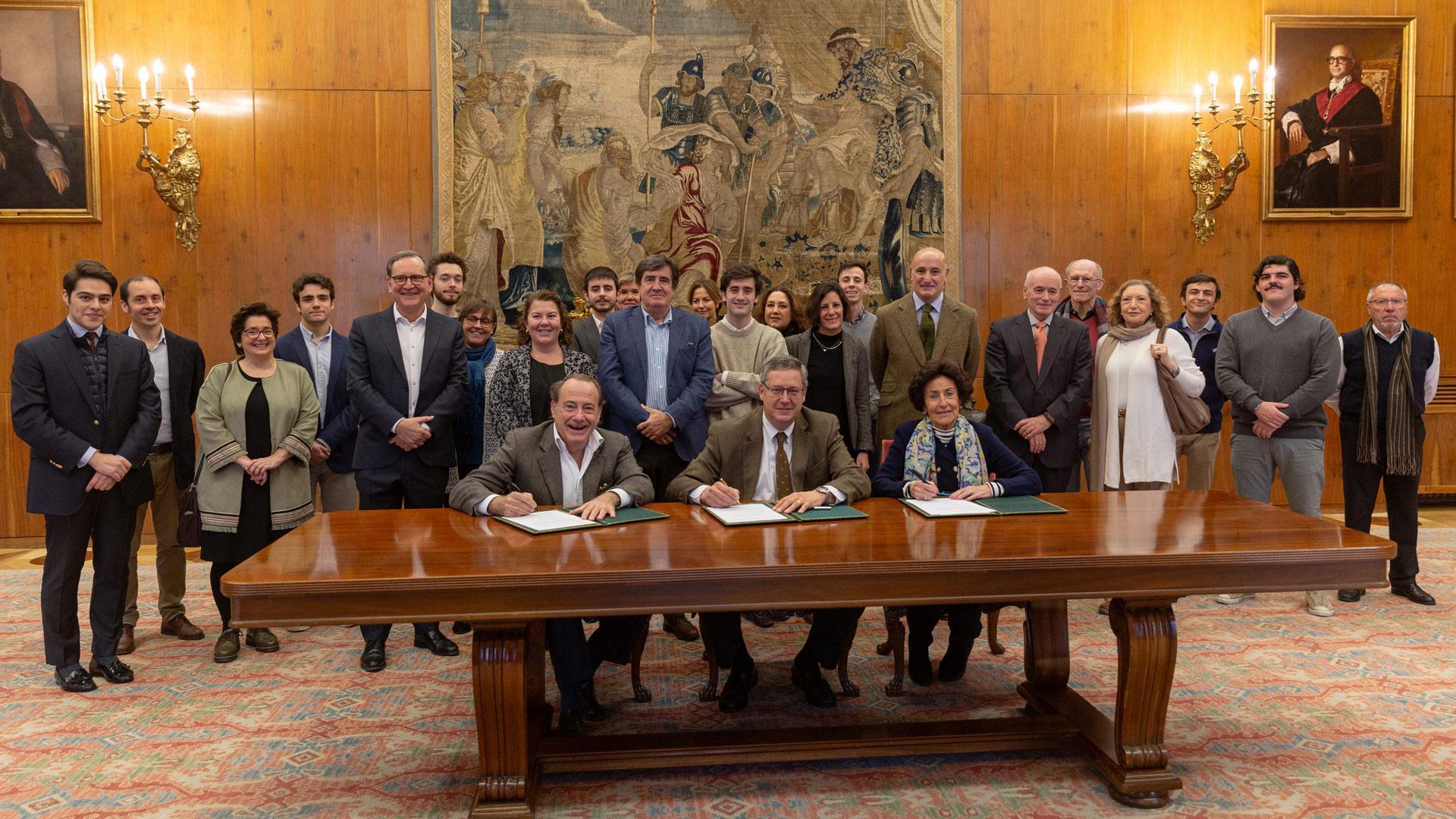 Durante la firma del convenio de donación, en primer plano, Jorge Loriente, Igor Errasti y Cristina Loscertales. Detrás, el resto de la familia, miembros del Archivo General de la Universidad de Navarra y de la Escuela de Arquitectura