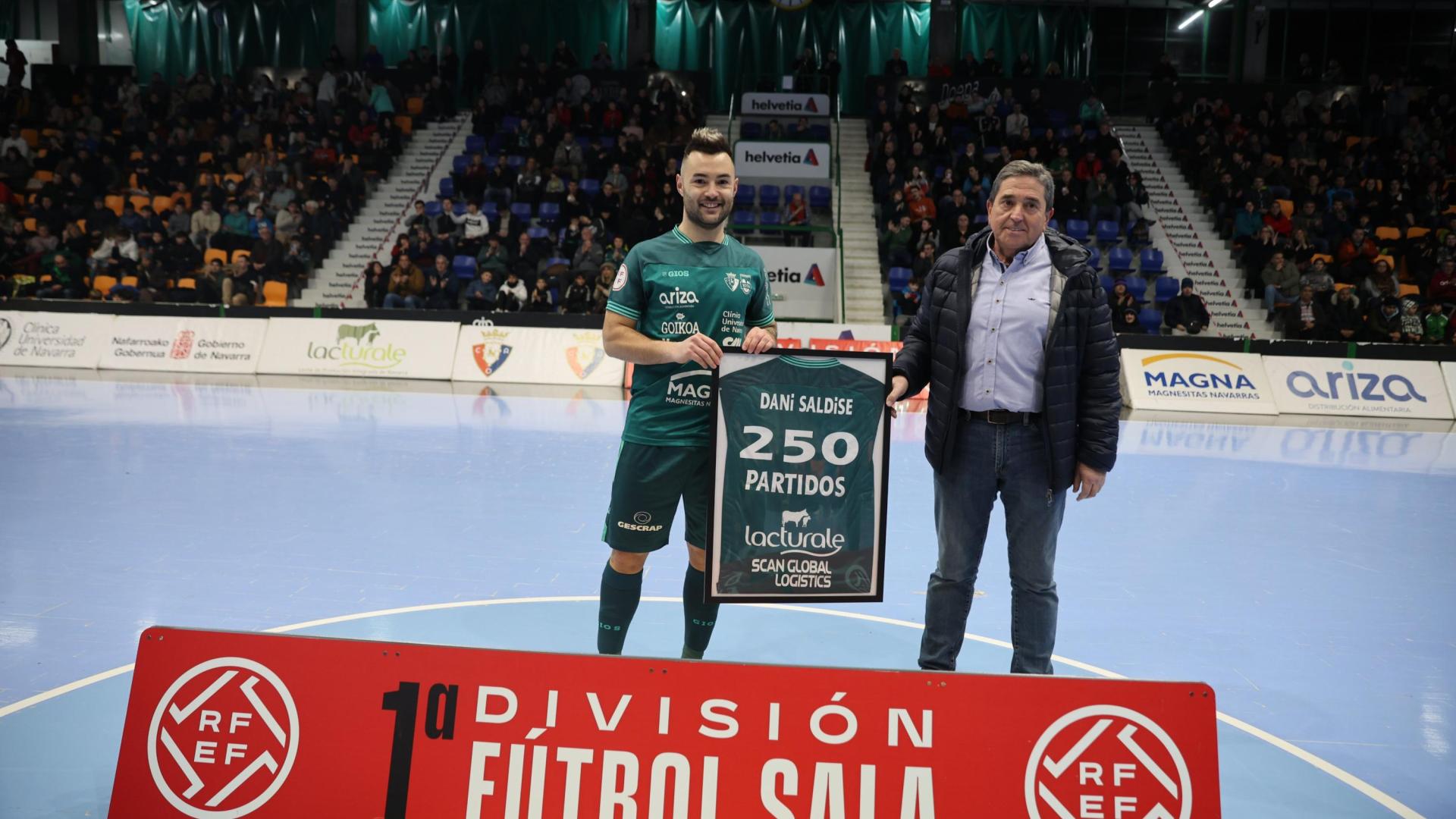 Antes del comienzo de partido frente al Viña Albali Valdepeñas en Anaitasuna, el directivo Esteban Iturbe le ha entregado una camiseta conmemorativa enmarcada con la cifra de encuentros disputados con el equipo verde
