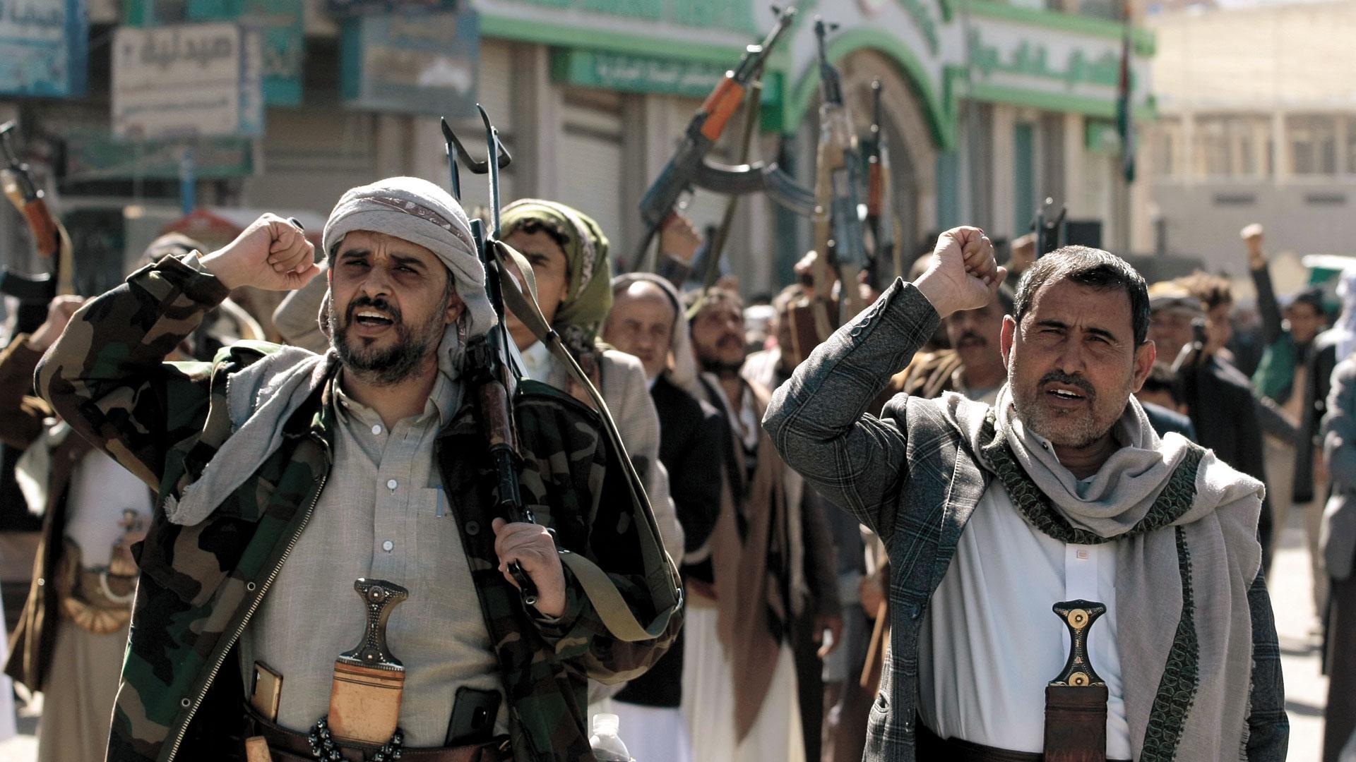 Nuevos reclutas de la milicia hutí celebran con gritos y armas el fin de su formación en un acto en Saná (Yemen) este pasado jueves